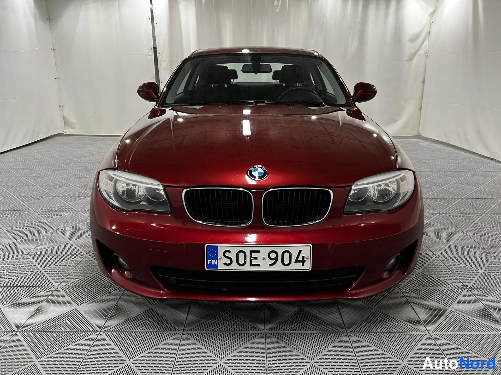 Punainen BMW 120d 2012, edestä, kuva 3