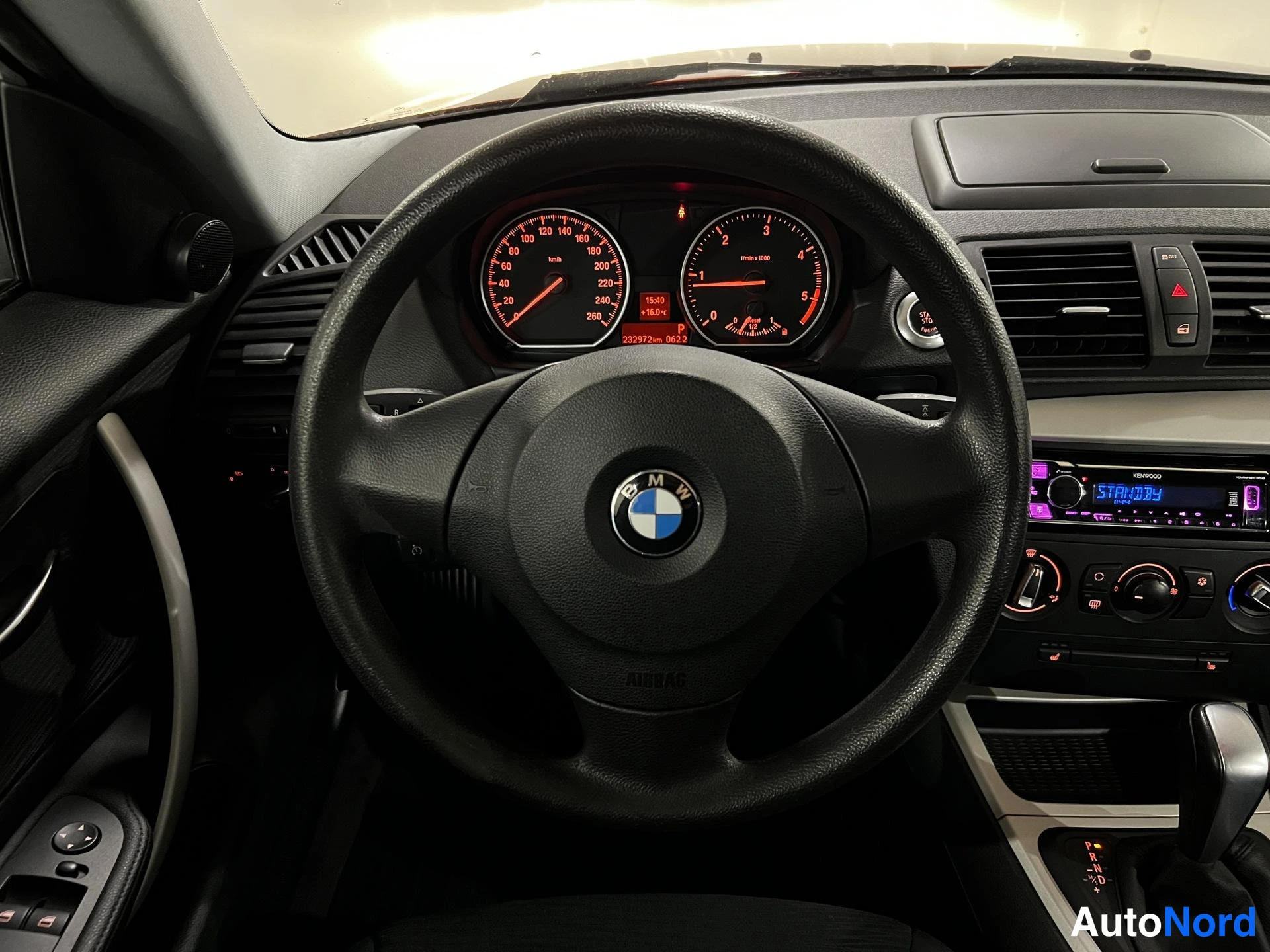 Punainen BMW 120d 2012, ohjaamo, kuva 7