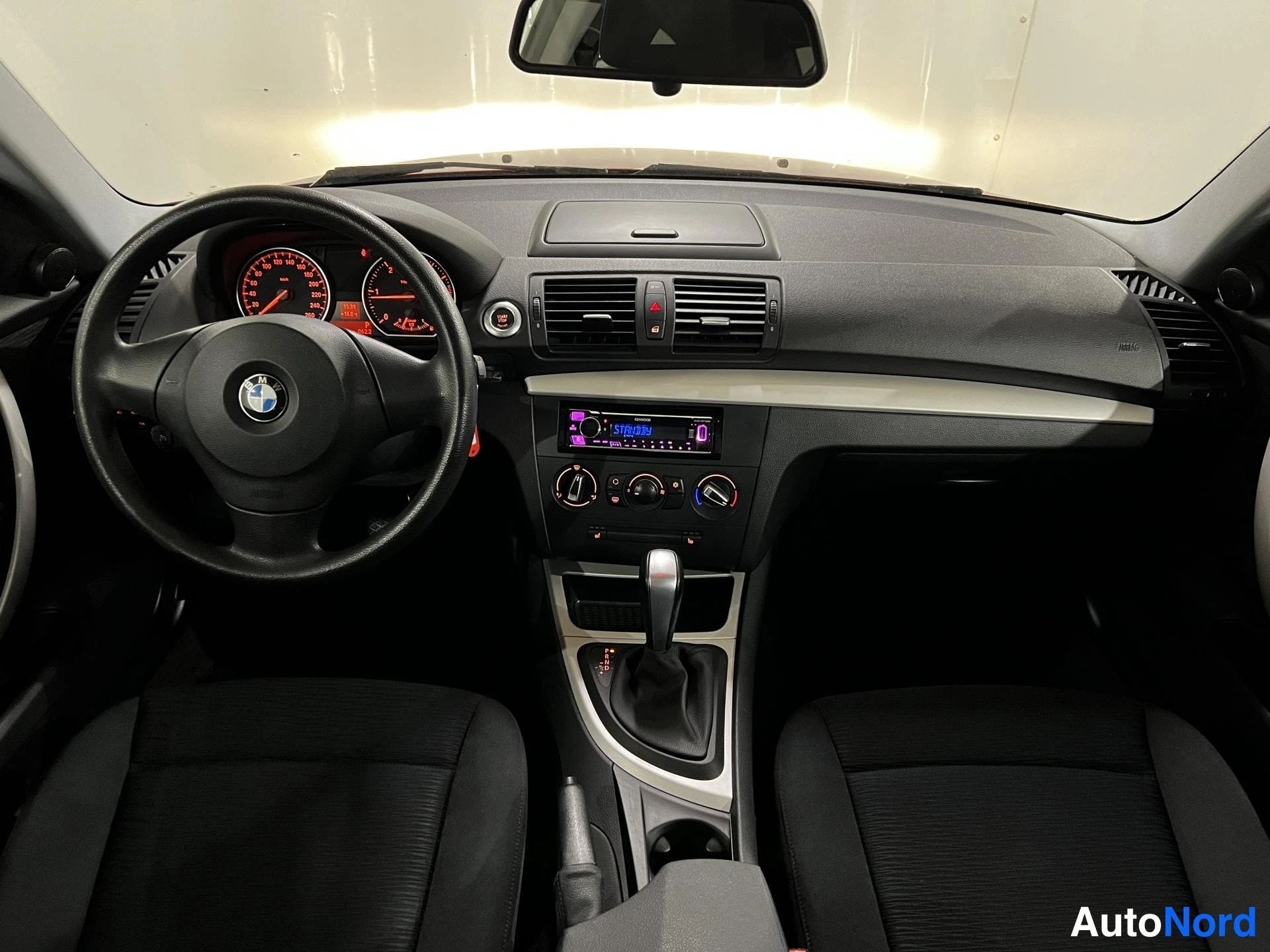 Punainen BMW 120d 2012, ohjaamo, kuva 8