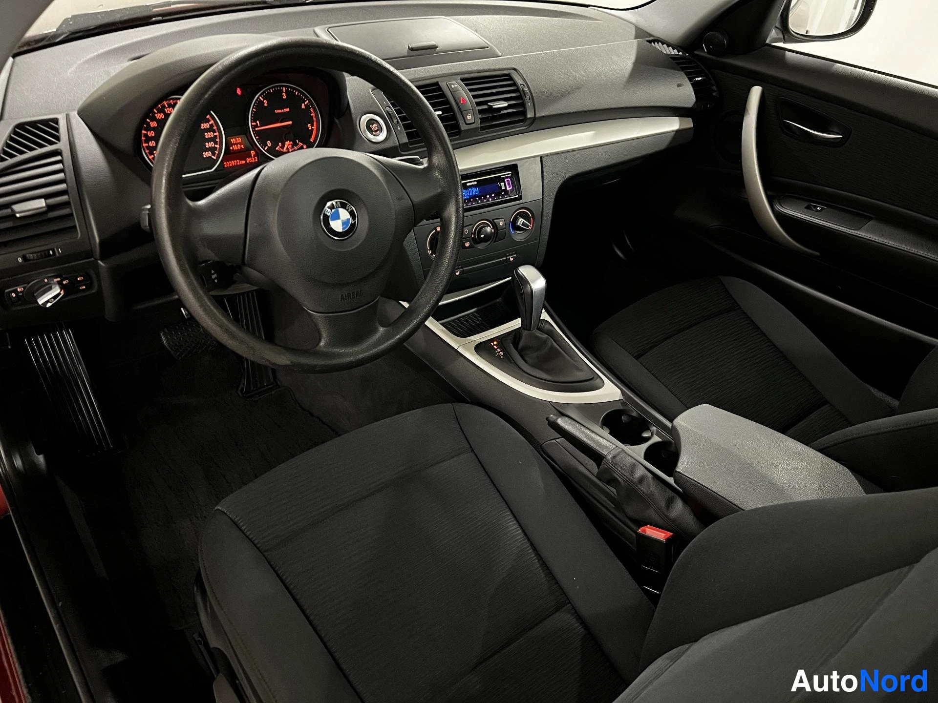 Punainen BMW 120d 2012, ohjaamo, kuva 11