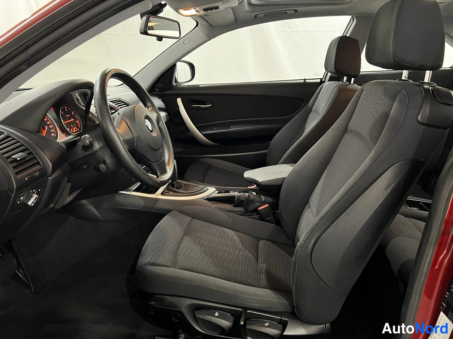 Punainen BMW 120d 2012, etuistuimet, kuva 12