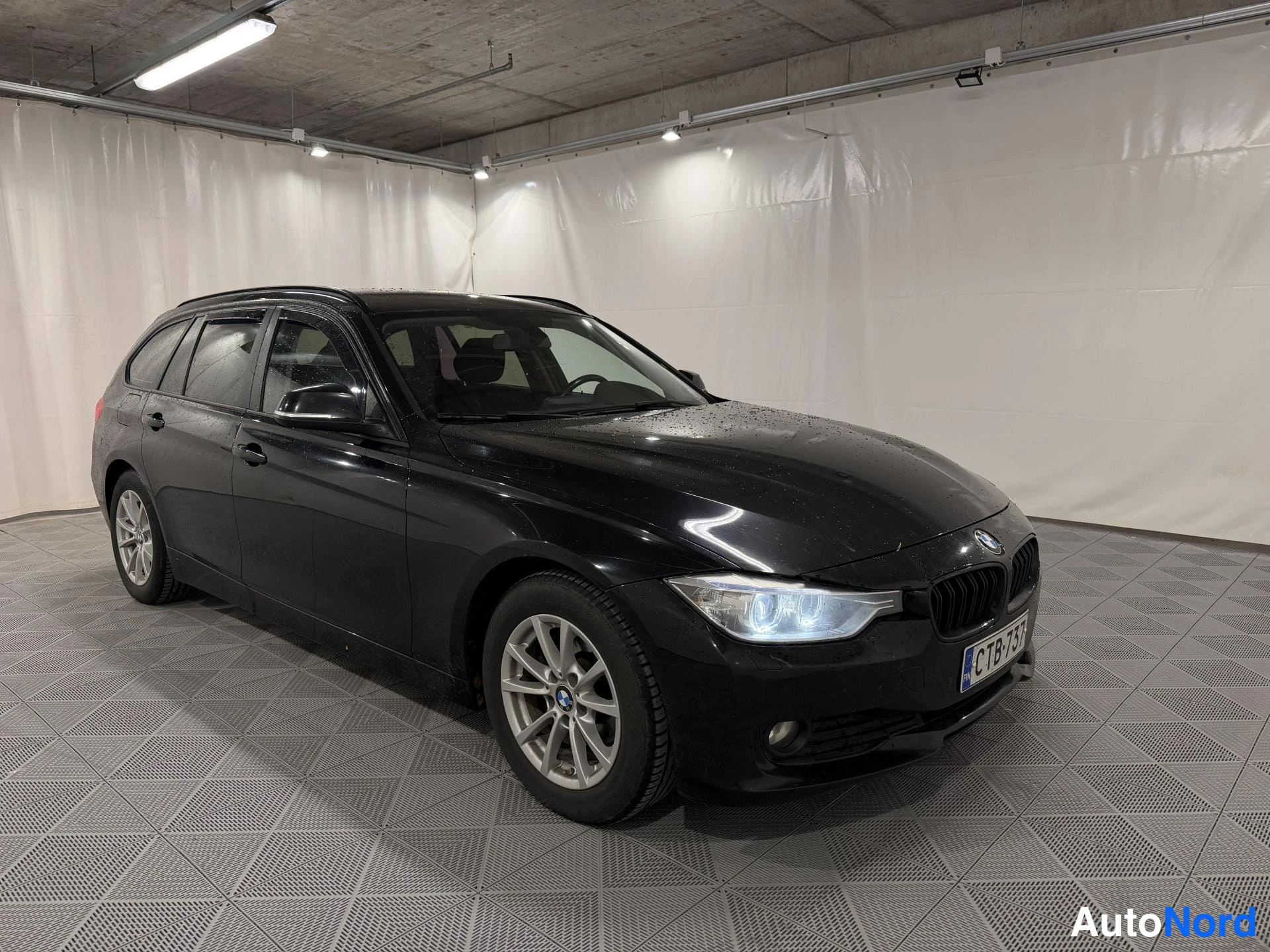 Musta BMW 318d 2015, etuviisto, keula oikealle, kuva 2