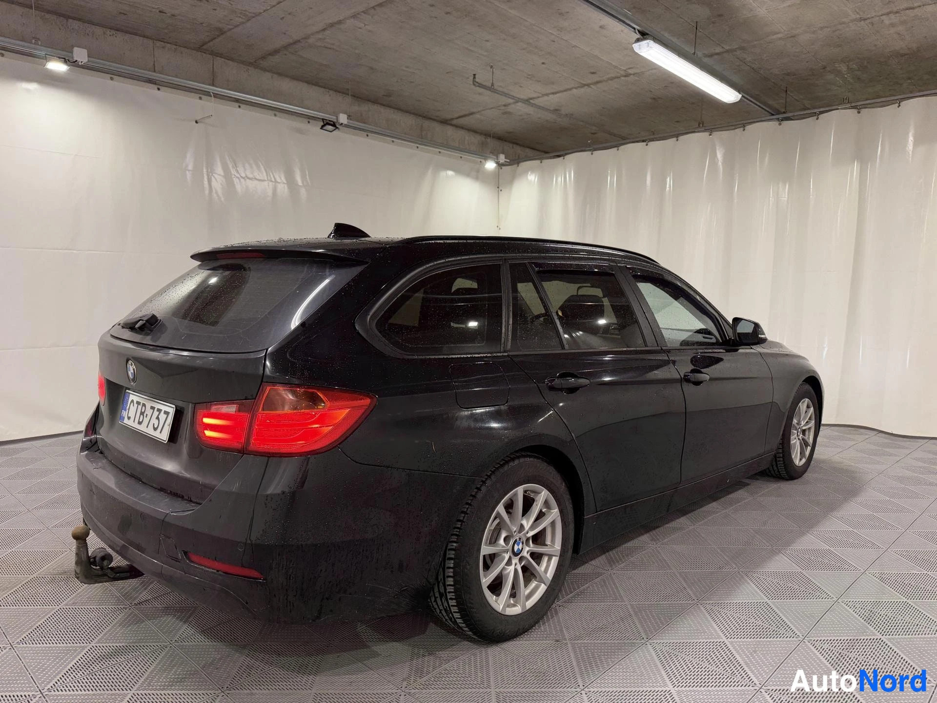 Musta BMW 318d 2015, takaviisto, kuva 4