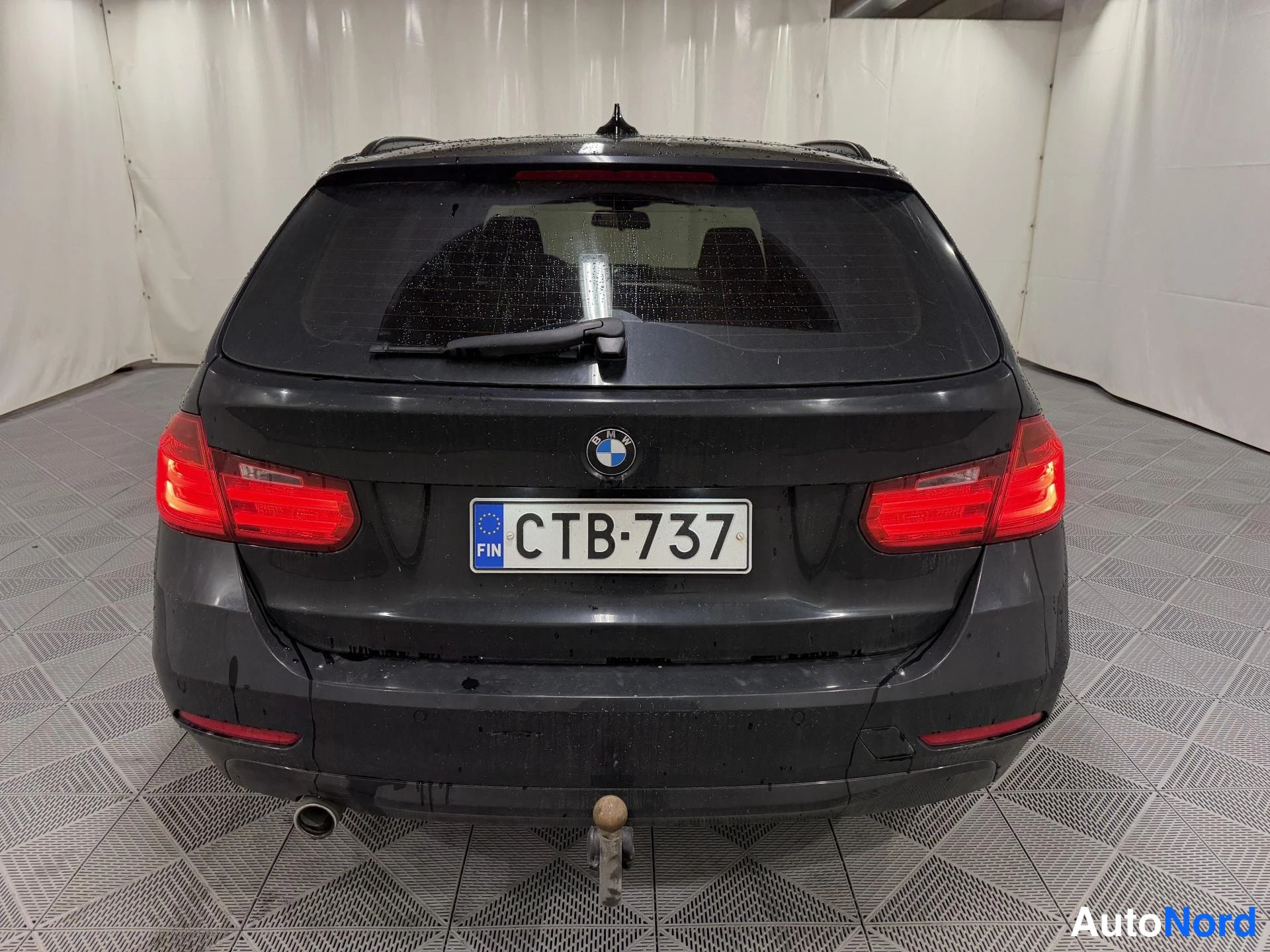 Musta BMW 318d 2015, takaa, kuva 6