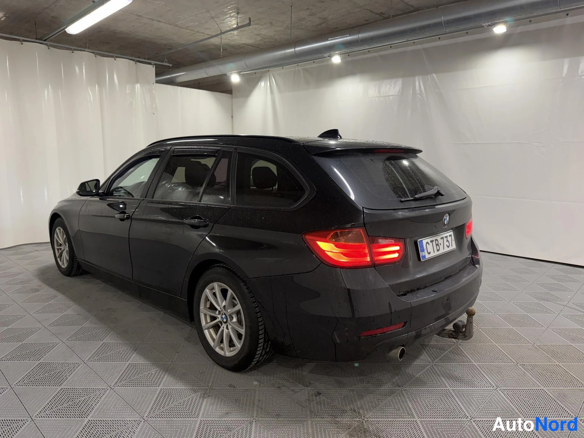 Musta BMW 318d 2015, takaviisto, kuva 5