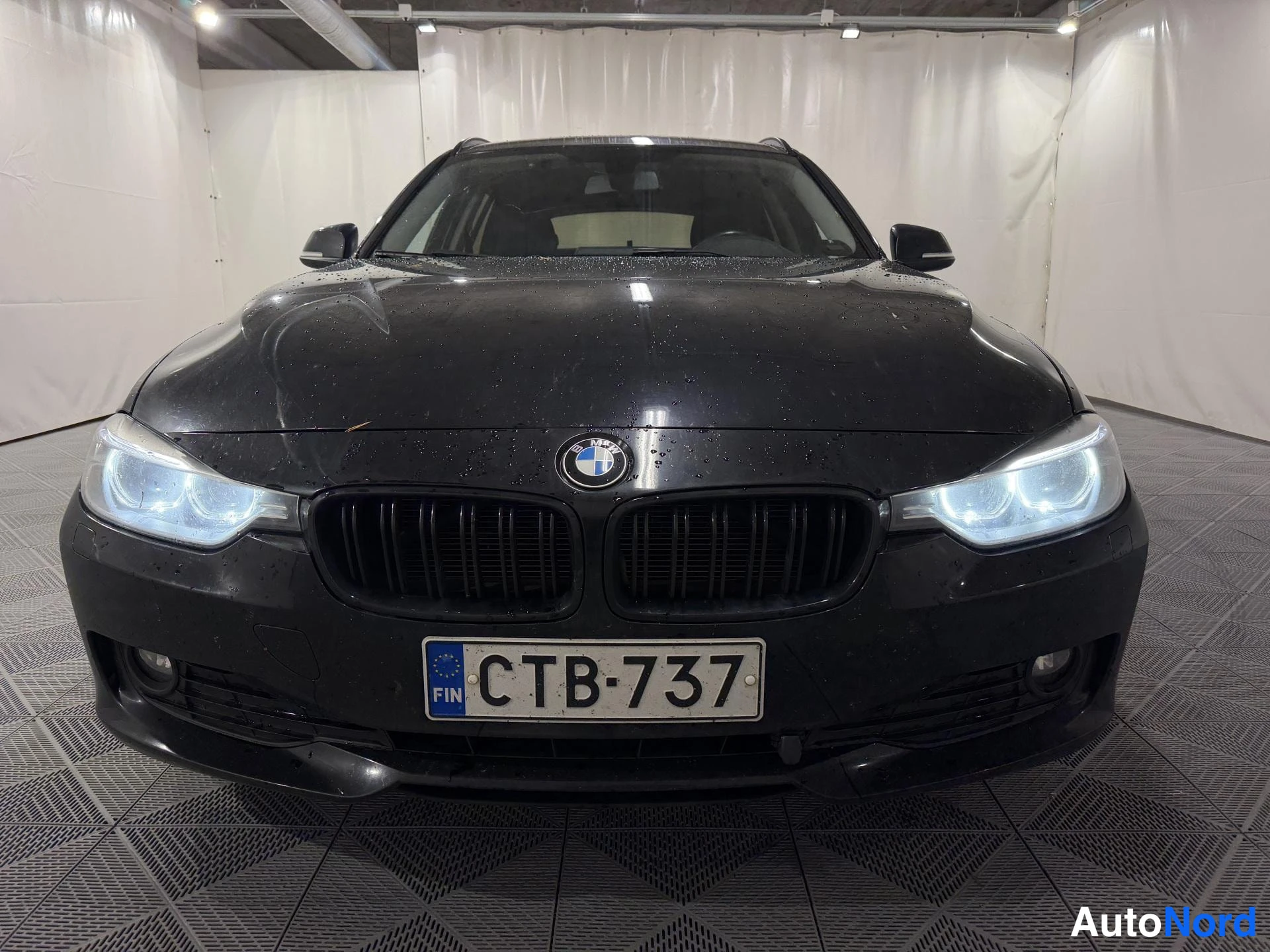Musta BMW 318d 2015, edestä, kuva 3