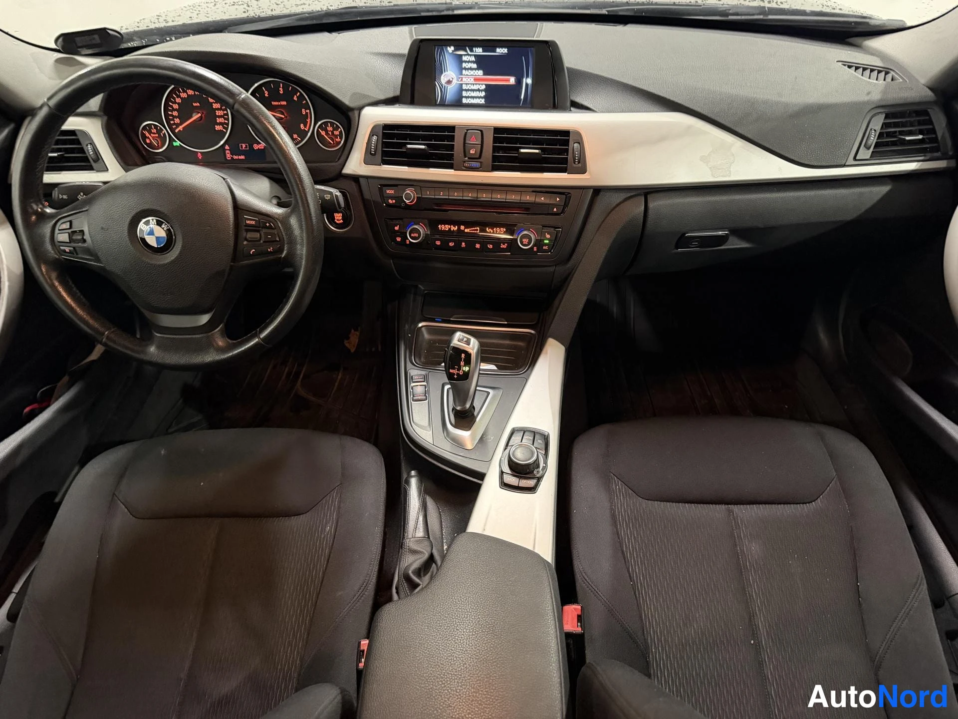 Musta BMW 318d 2015, ohjaamo, kuva 7