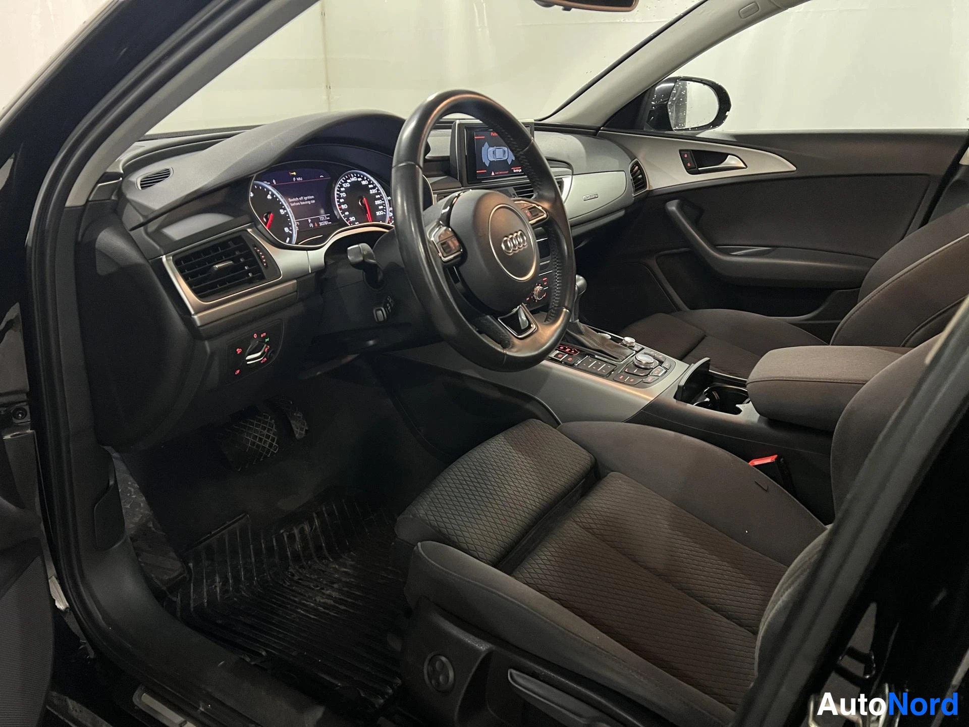 Musta Audi A6 2014, ohjaamo, kuva 8