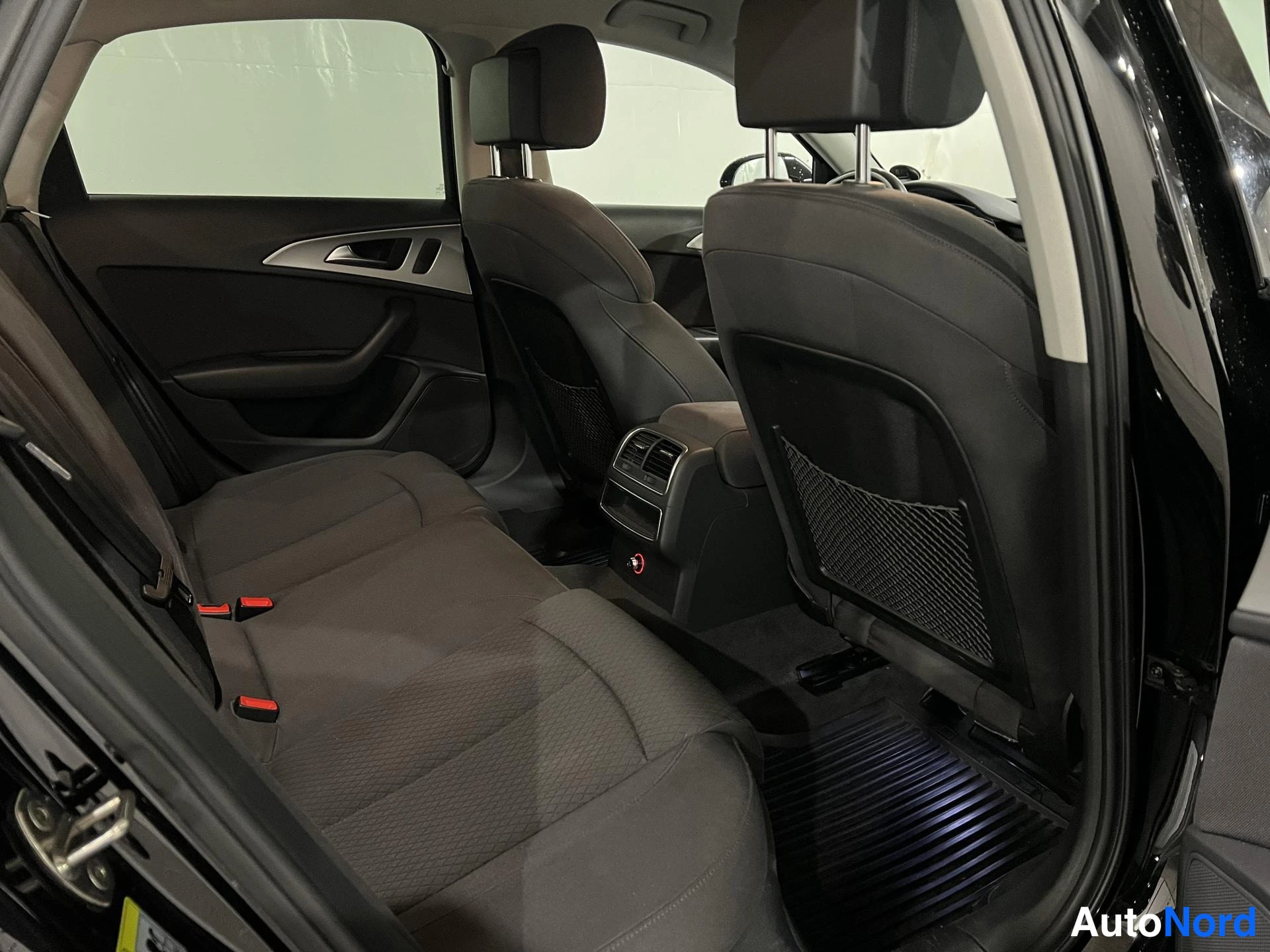 Musta Audi A6 2014, takaistuimet, kuva 9