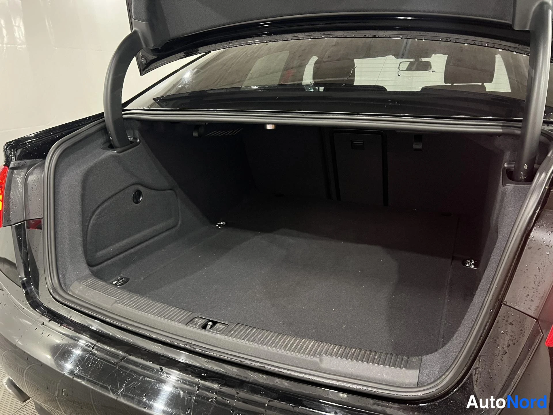 Musta Audi A6 2014, tavaratila, kuva 10