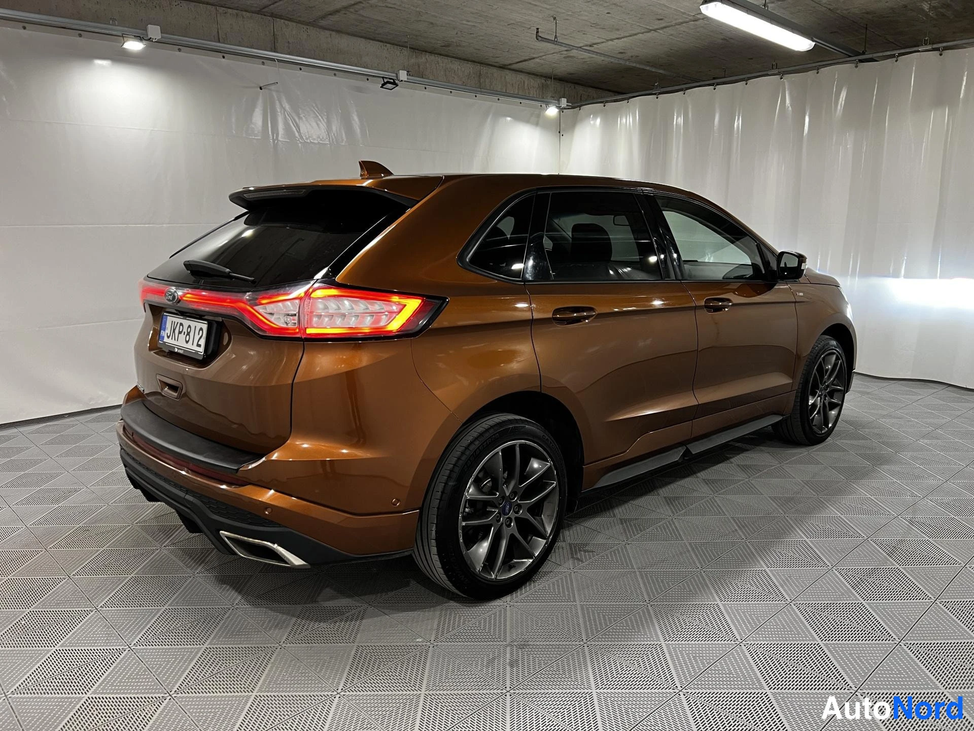 Oranssi Ford Edge 2017, takaviisto, kuva 4