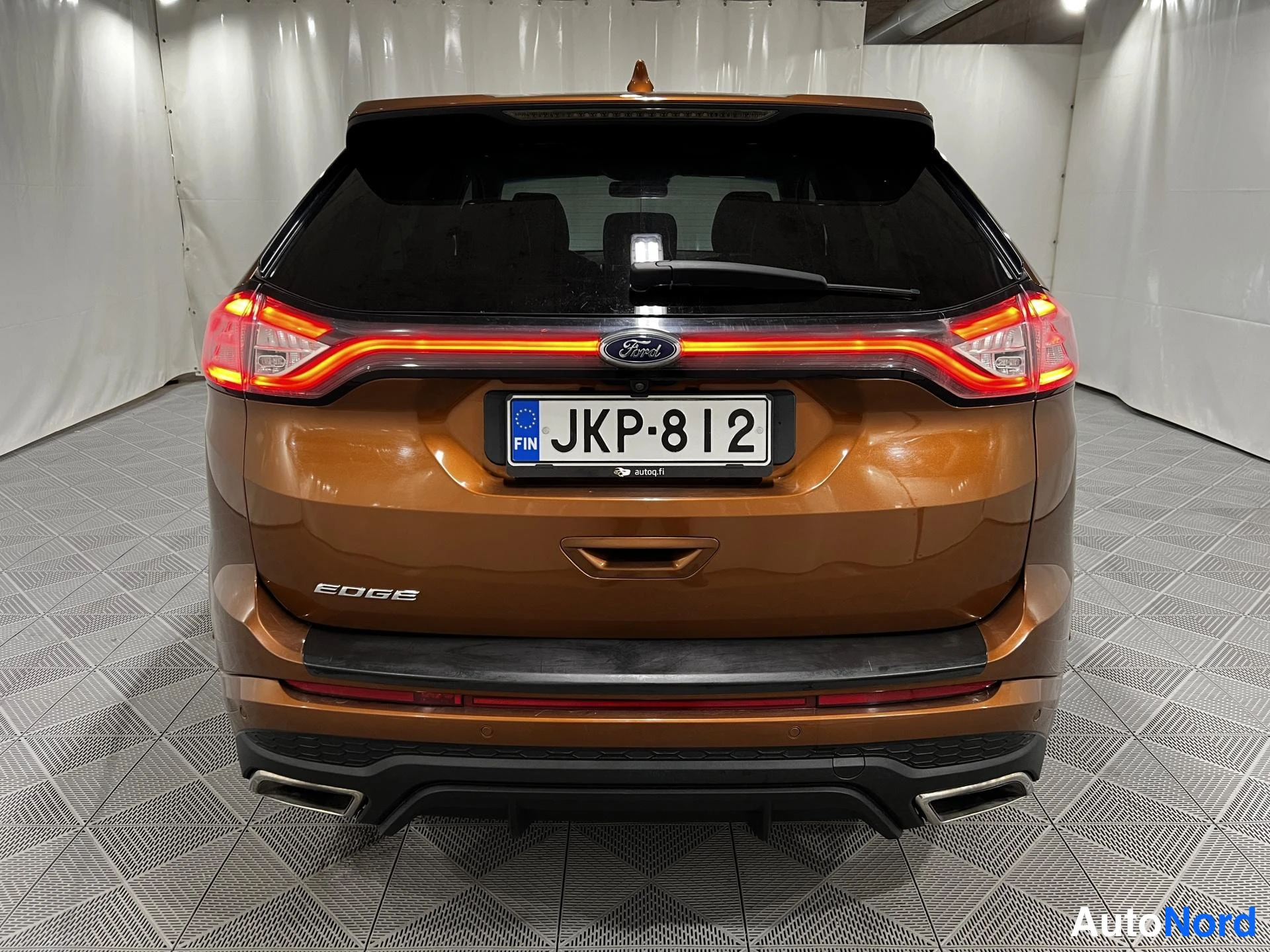 Oranssi Ford Edge 2017, takaa, kuva 6