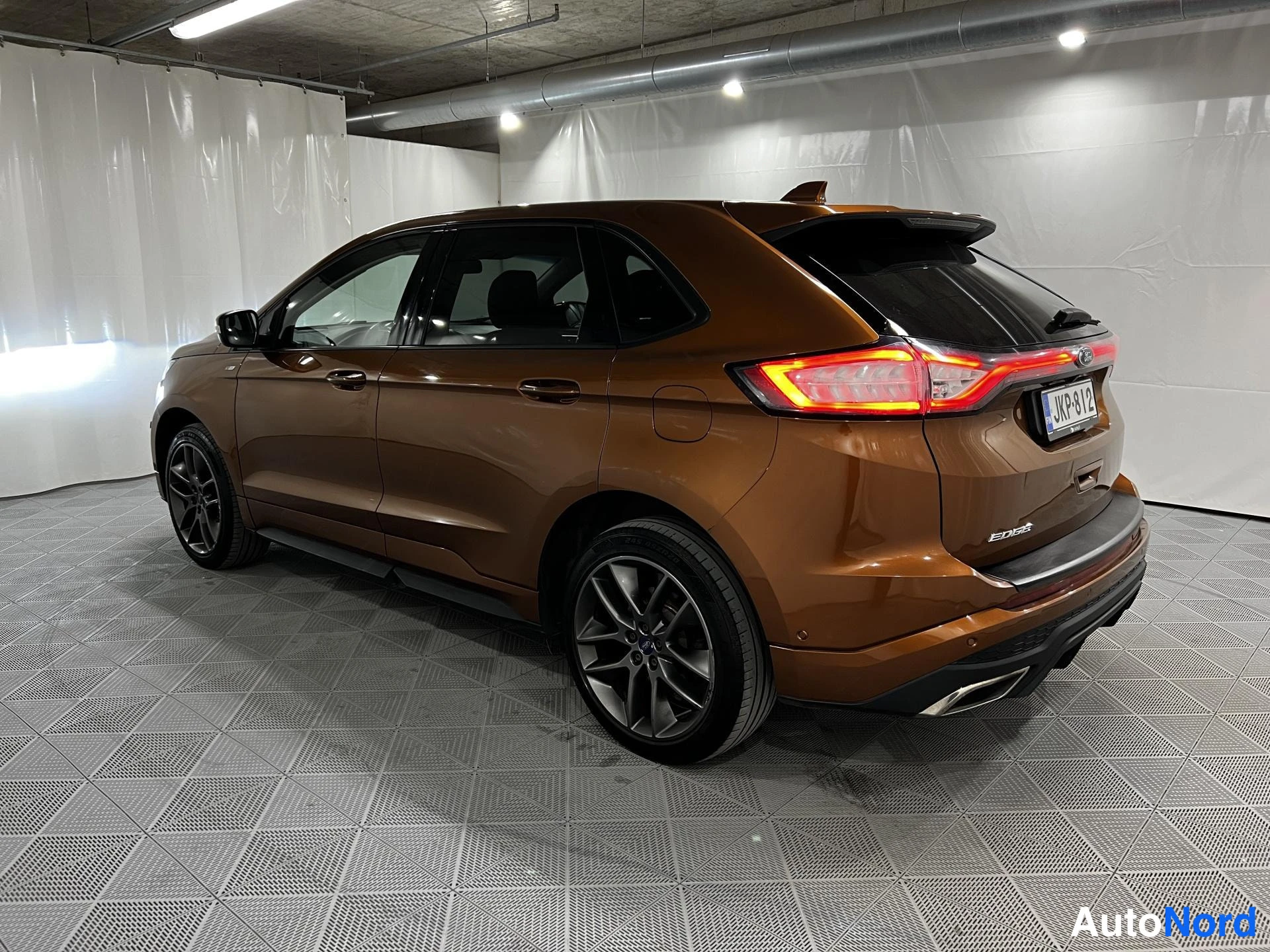 Oranssi Ford Edge 2017, takaviisto, kuva 5
