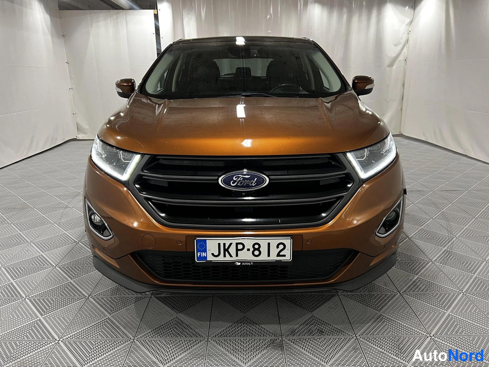 Oranssi Ford Edge 2017, edestä, kuva 3
