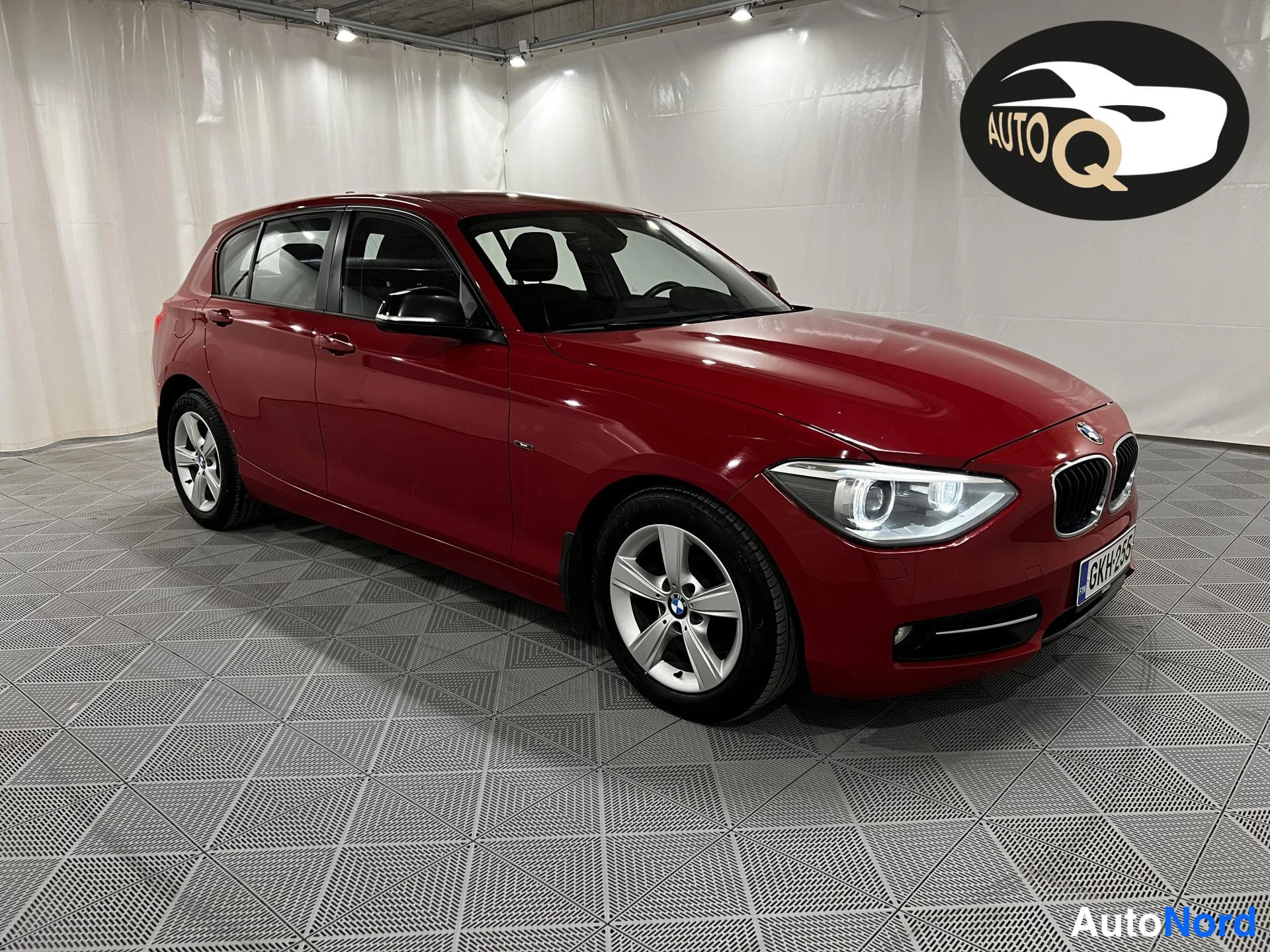 Punainen BMW 116d 2013, etuviisto, keula oikealle, kuva 2
