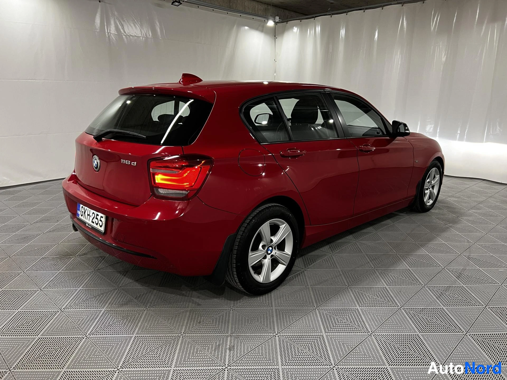 Punainen BMW 116d 2013, takaviisto, kuva 4