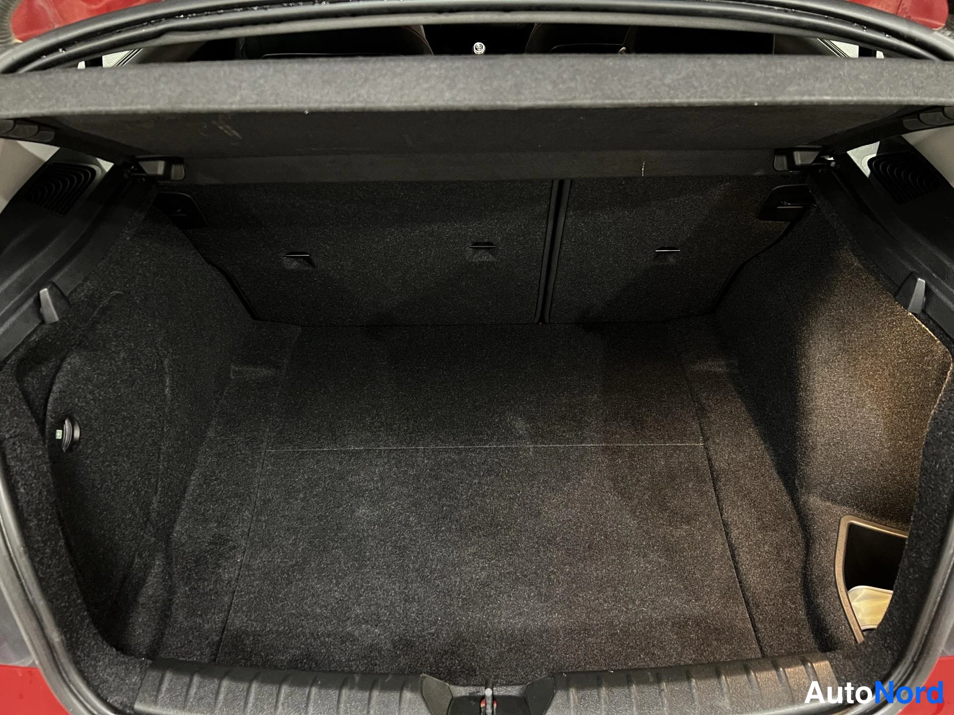 Punainen BMW 116d 2013, tavaratila, kuva 14