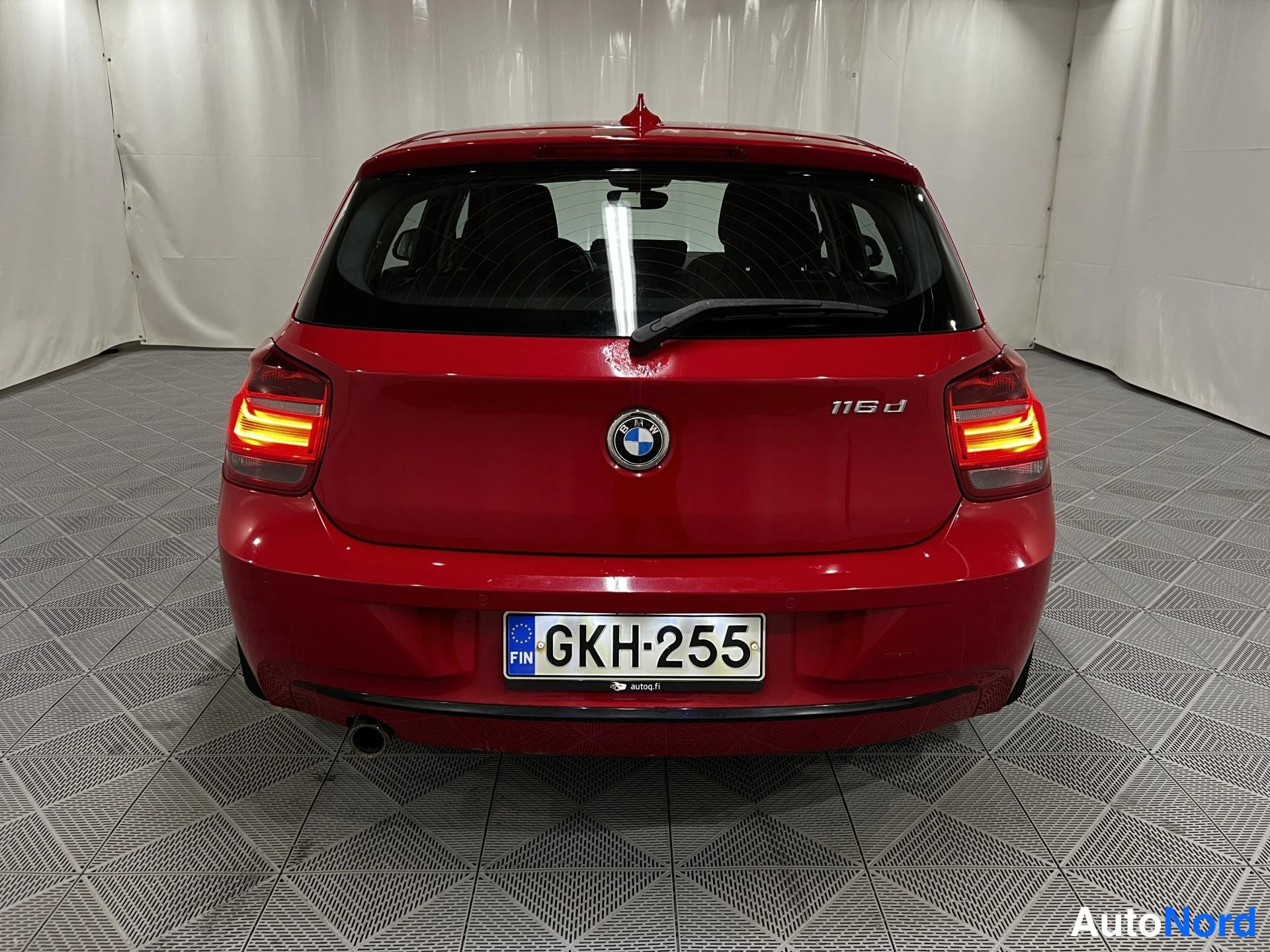 Punainen BMW 116d 2013, takaa, kuva 6