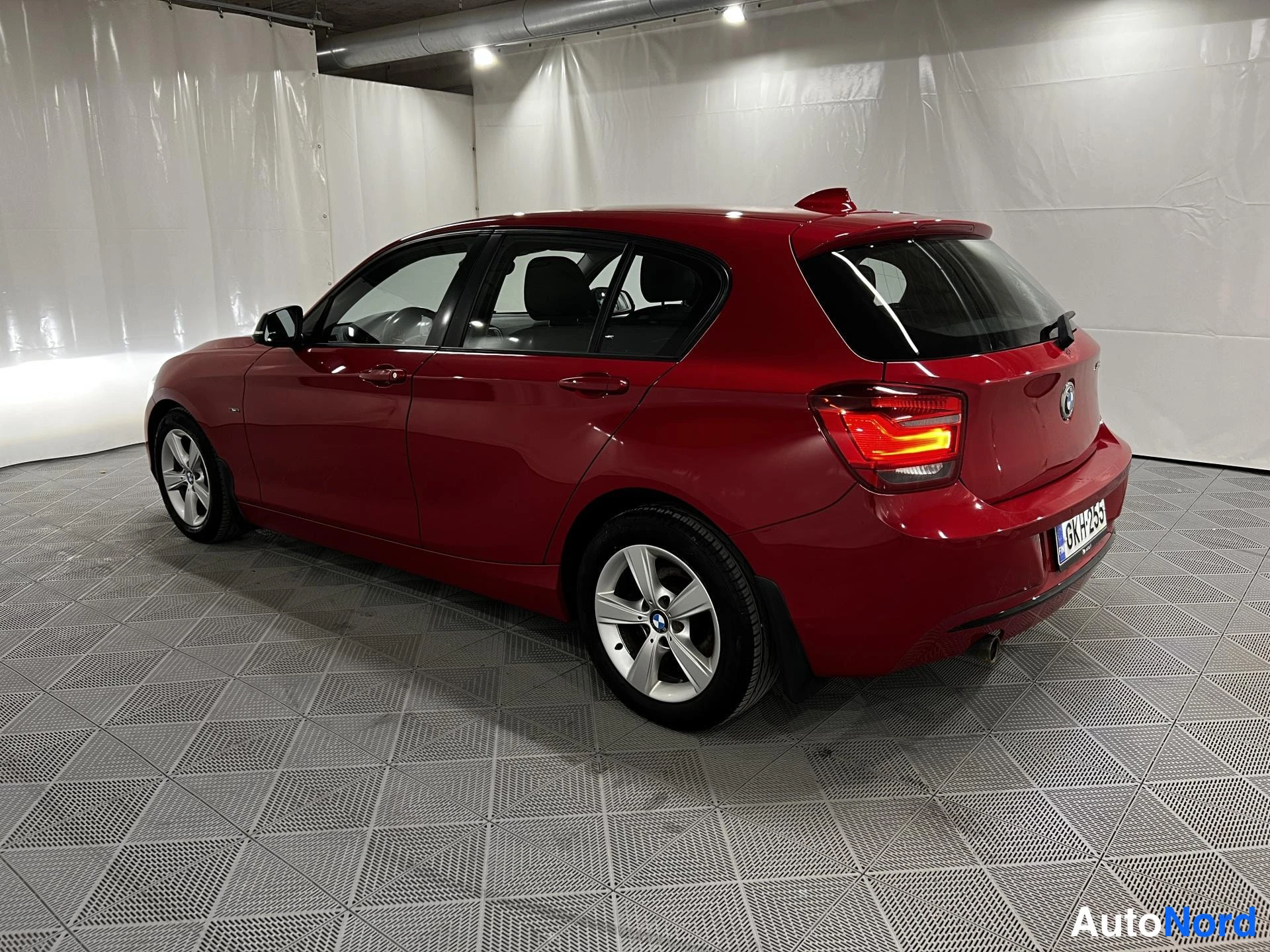 Punainen BMW 116d 2013, takaviisto, kuva 5