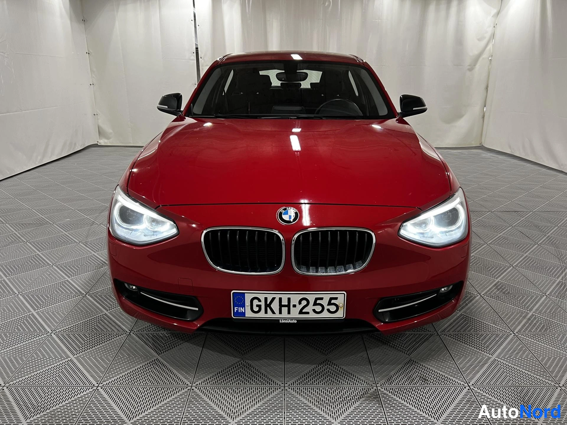 Punainen BMW 116d 2013, edestä, kuva 3