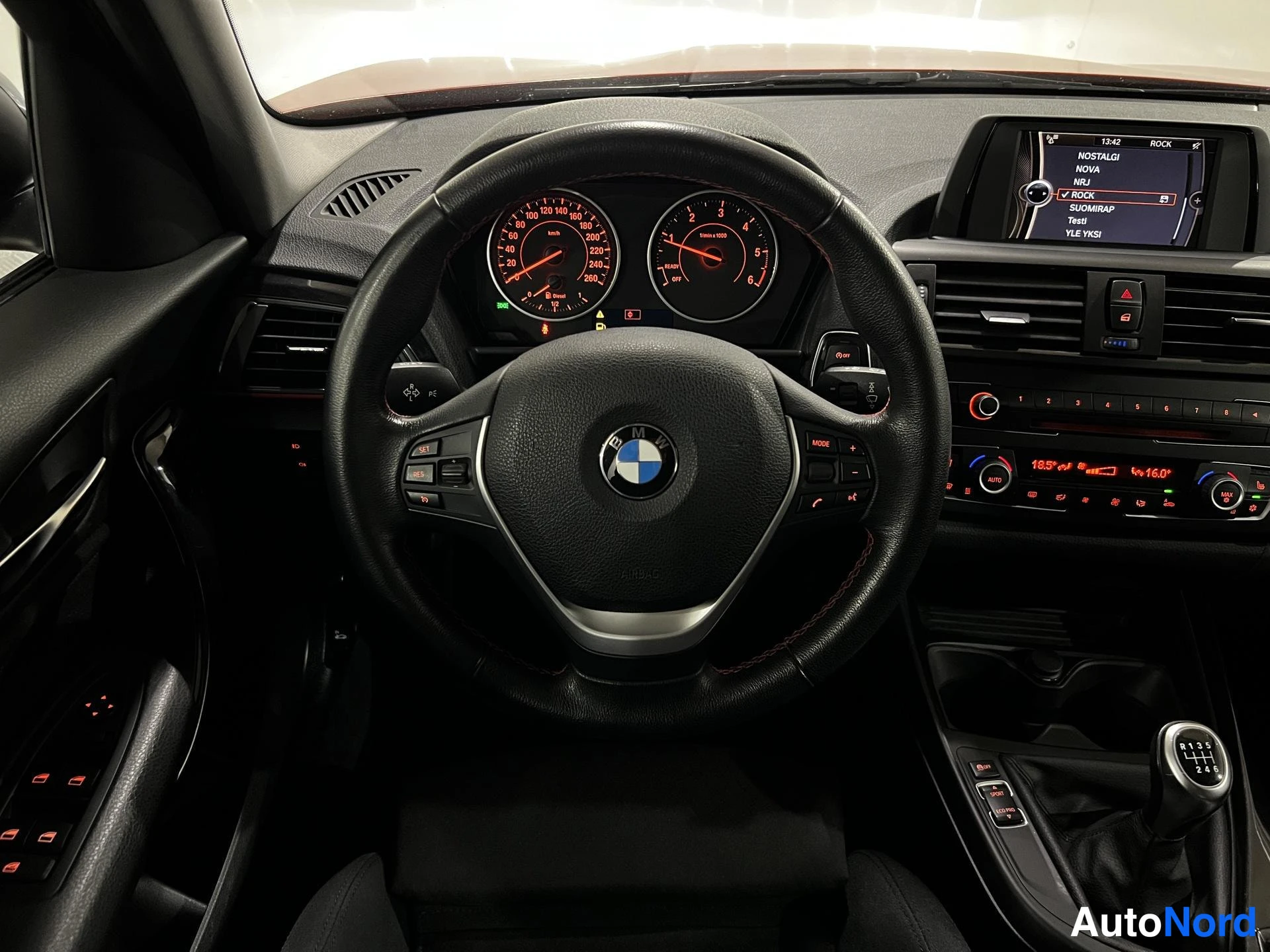 Punainen BMW 116d 2013, ohjaamo, kuva 7