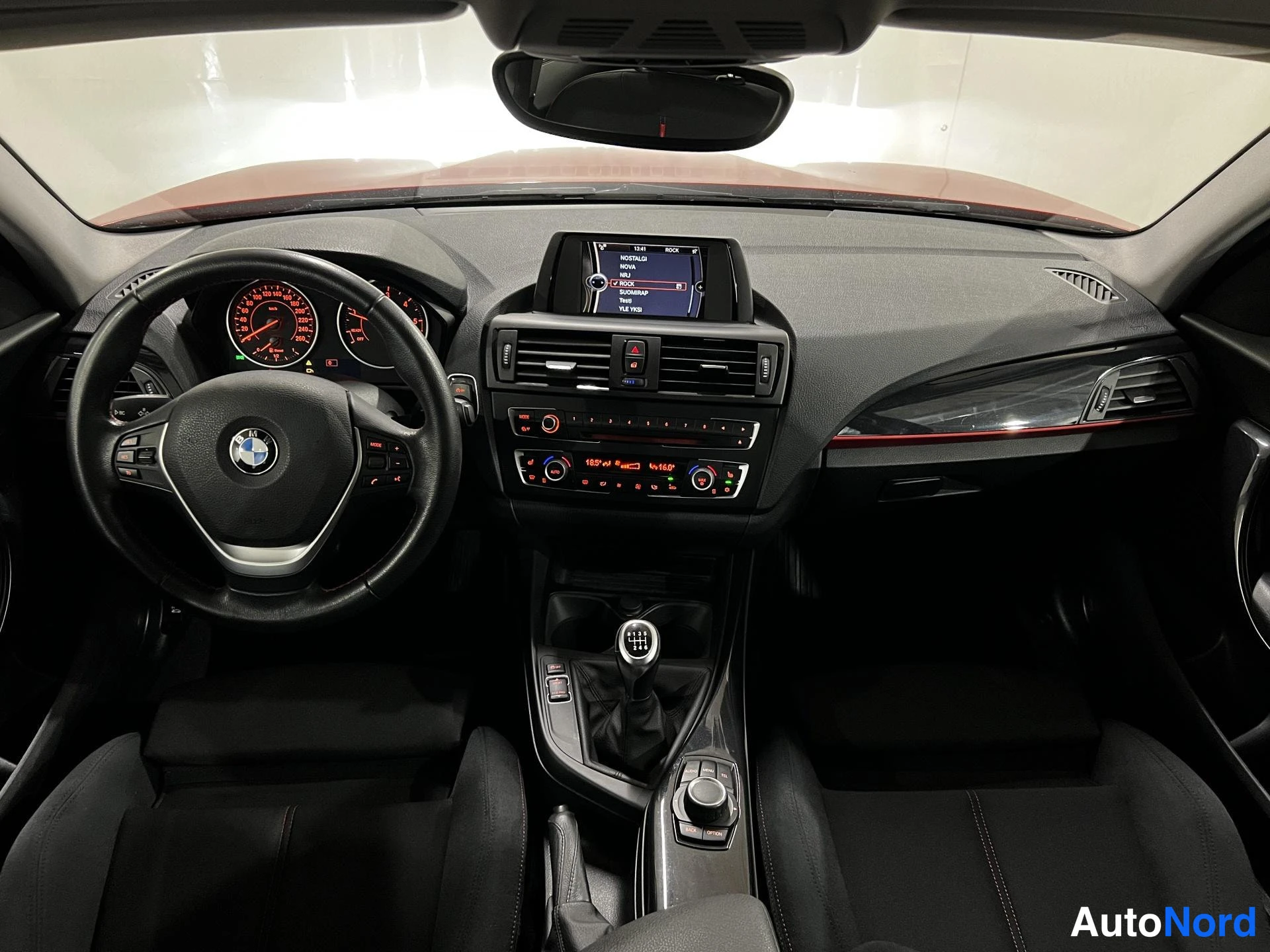 Punainen BMW 116d 2013, ohjaamo, kuva 8