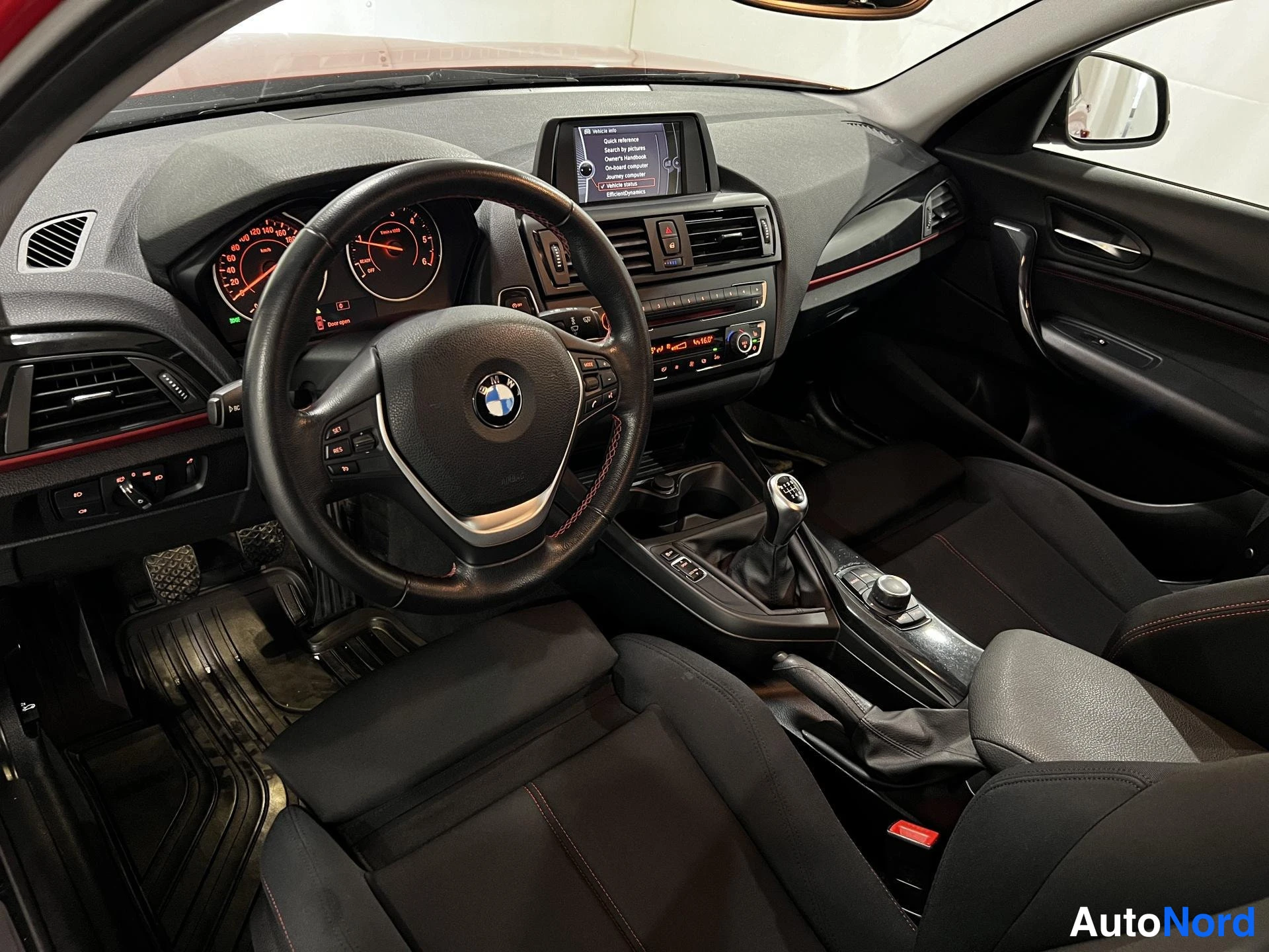 Punainen BMW 116d 2013, ohjaamo, kuva 9