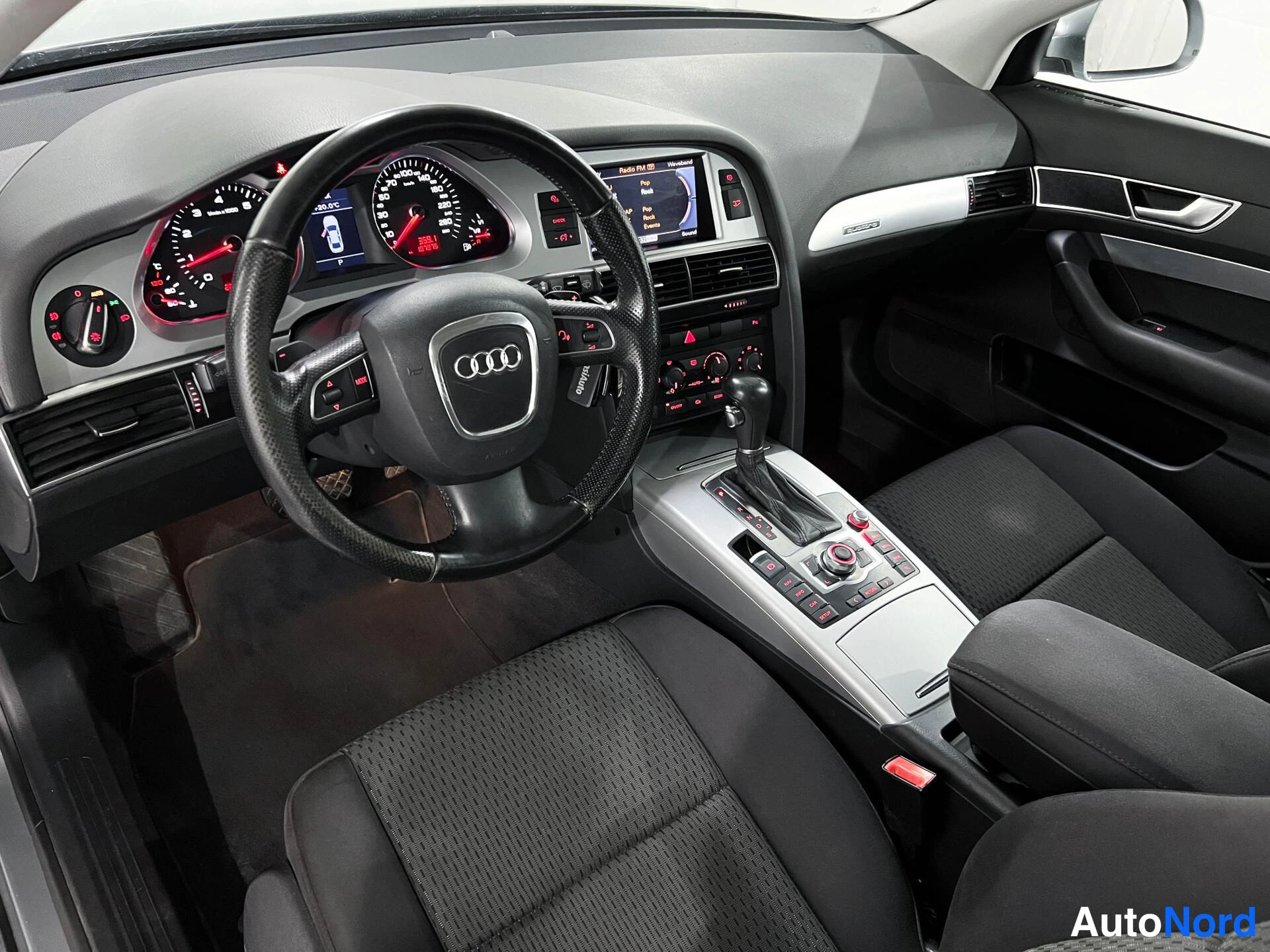 Harmaa Audi A6 2009, ohjaamo, kuva 8