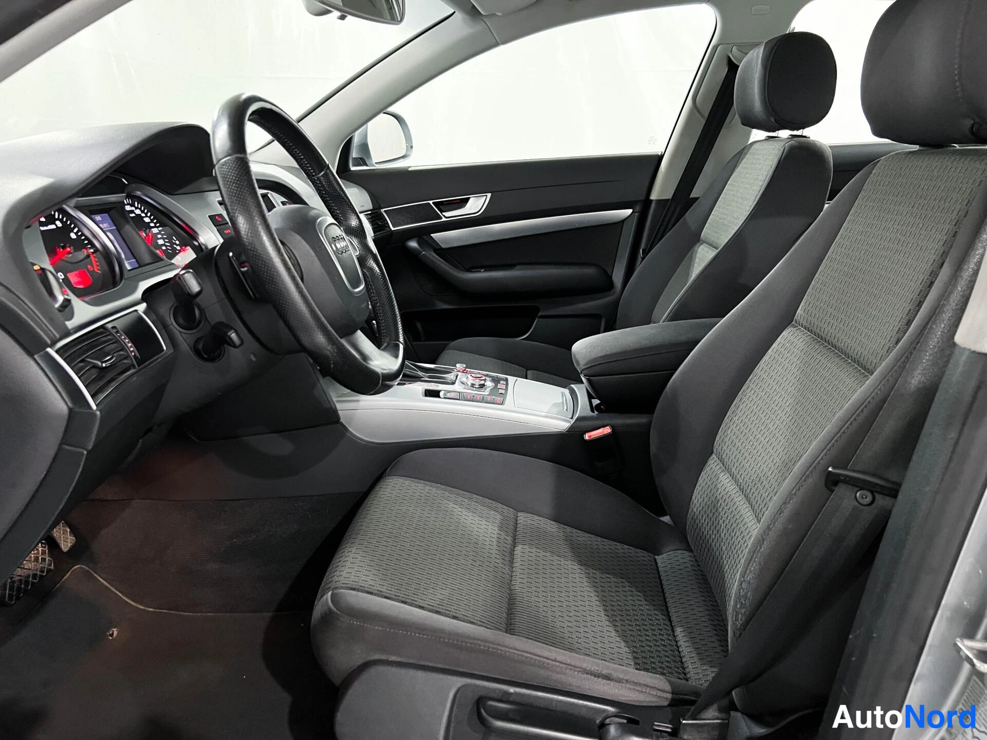 Harmaa Audi A6 2009, ohjaamo, kuva 9