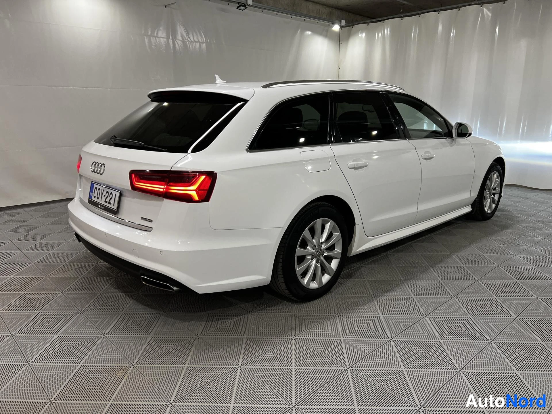 White Audi A6 Avant 2018, rear three-quarter, photo 4