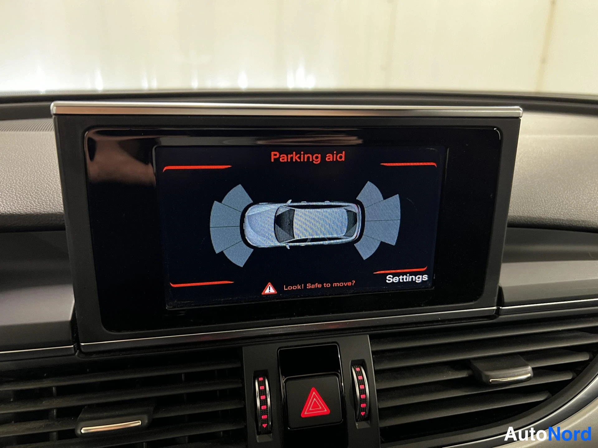 White Audi A6 Avant 2018, detail, photo 21