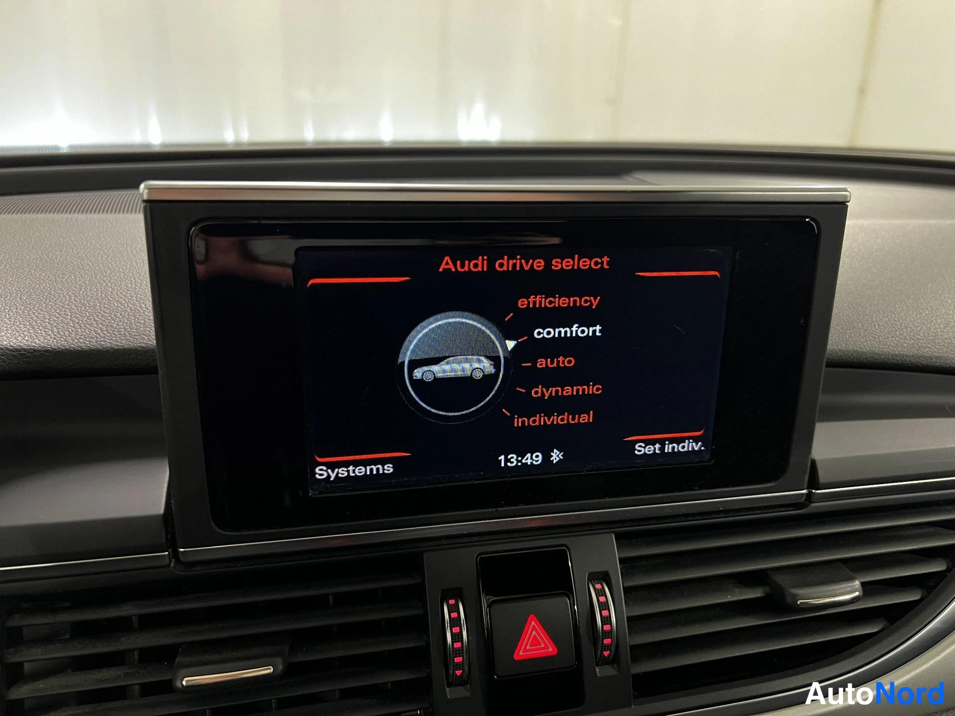 White Audi A6 Avant 2018, detail, photo 19