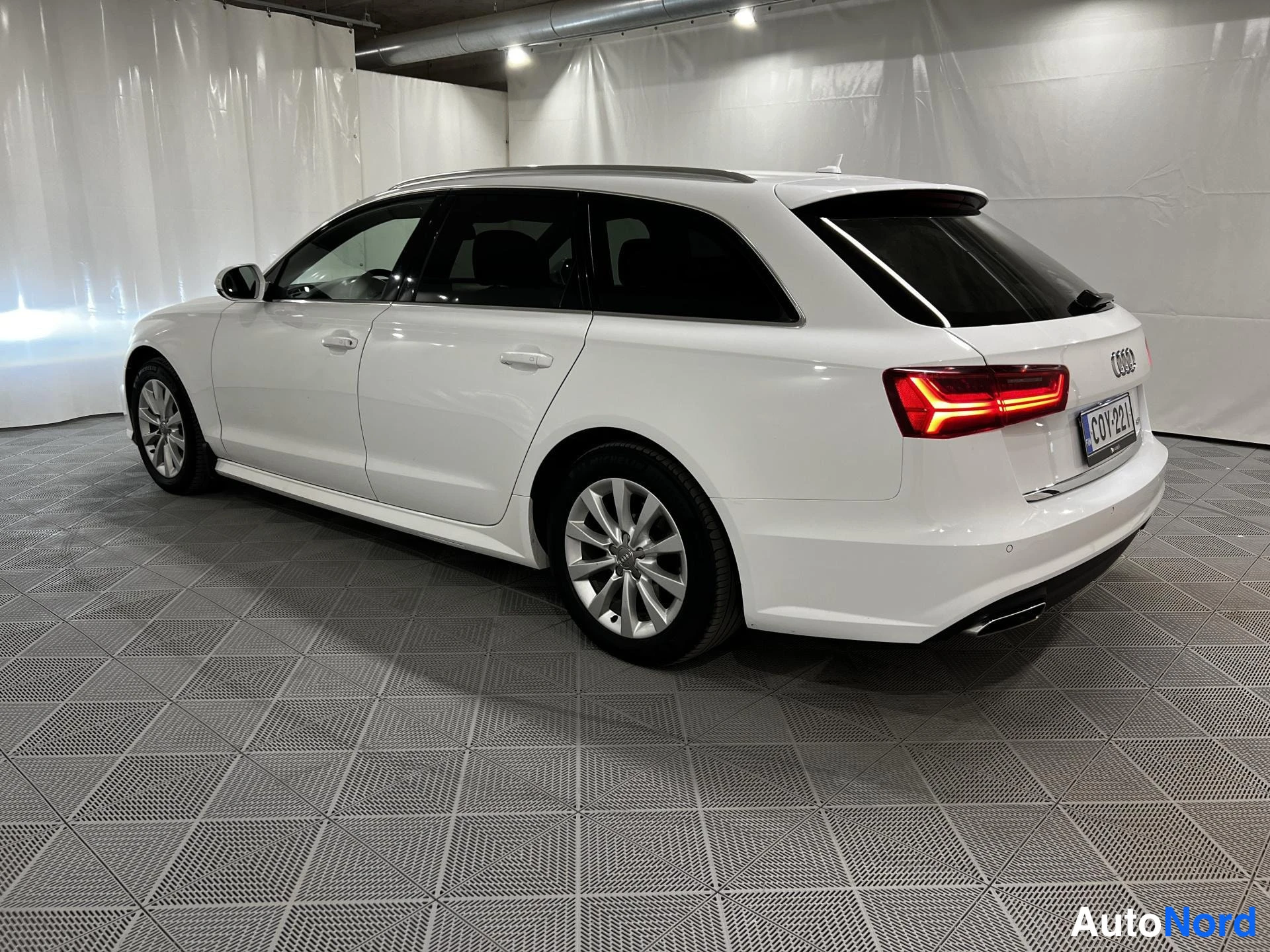 White Audi A6 Avant 2018, rear three-quarter, photo 5
