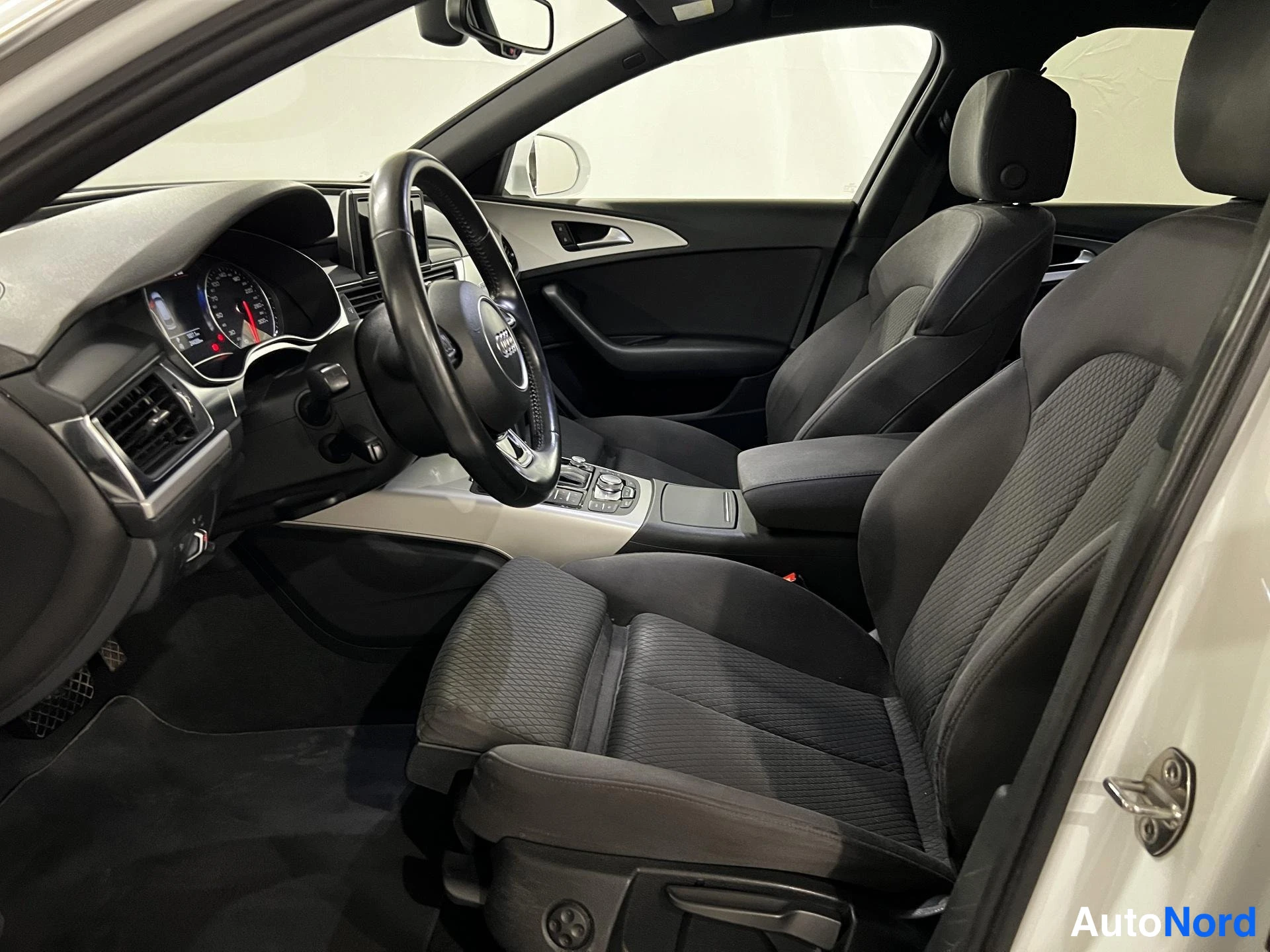White Audi A6 Avant 2018, front seats, photo 10