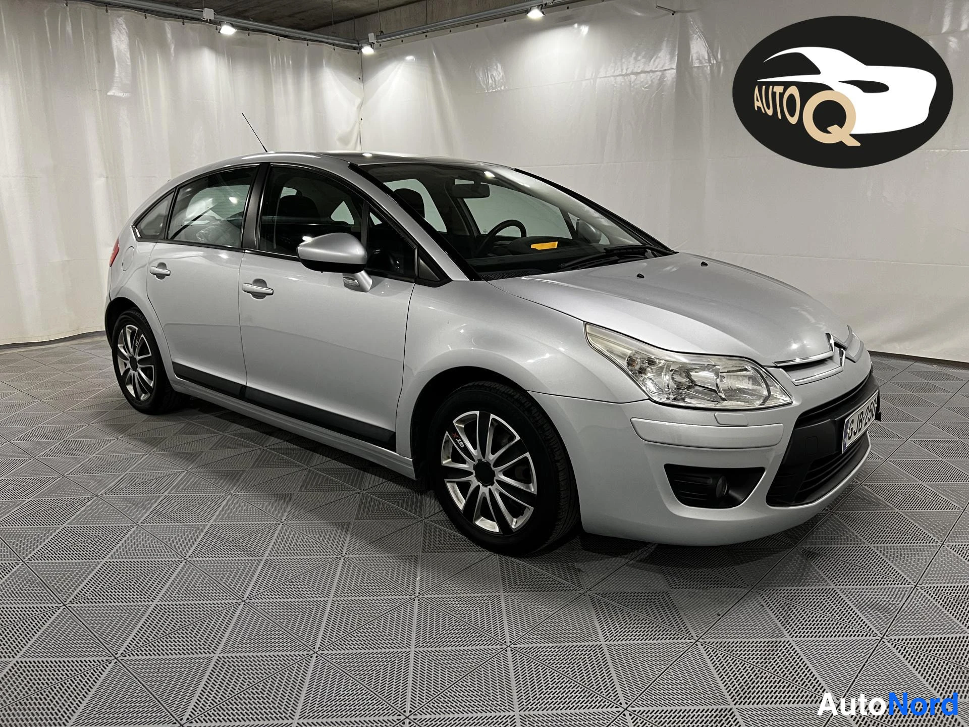 Hopea Citroen C4 2010, etuviisto, keula oikealle, kuva 2