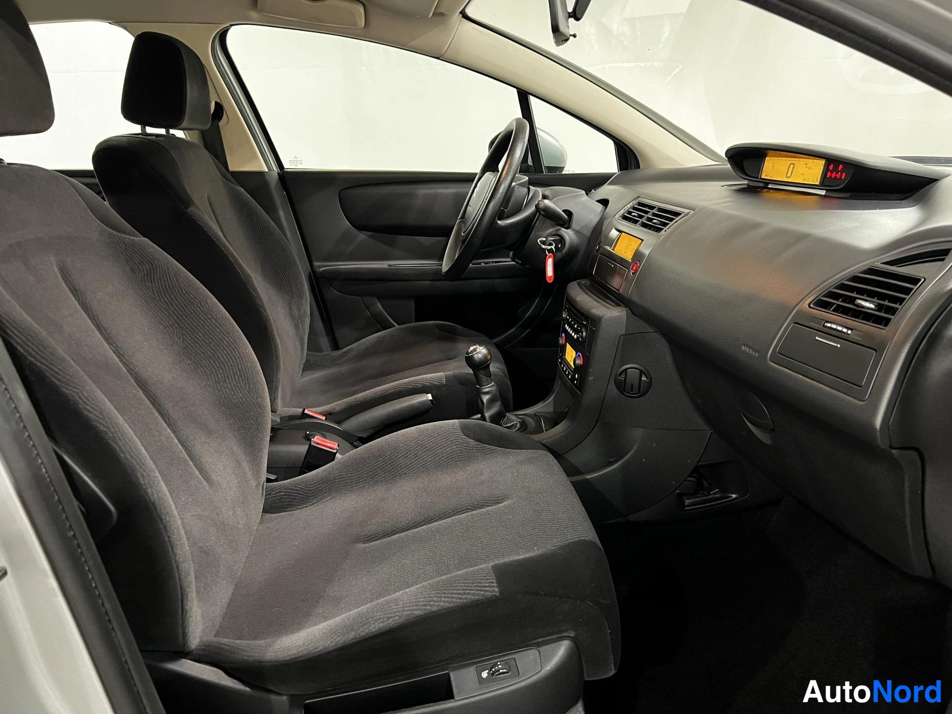 Hopea Citroen C4 2010, ohjaamo, kuva 9