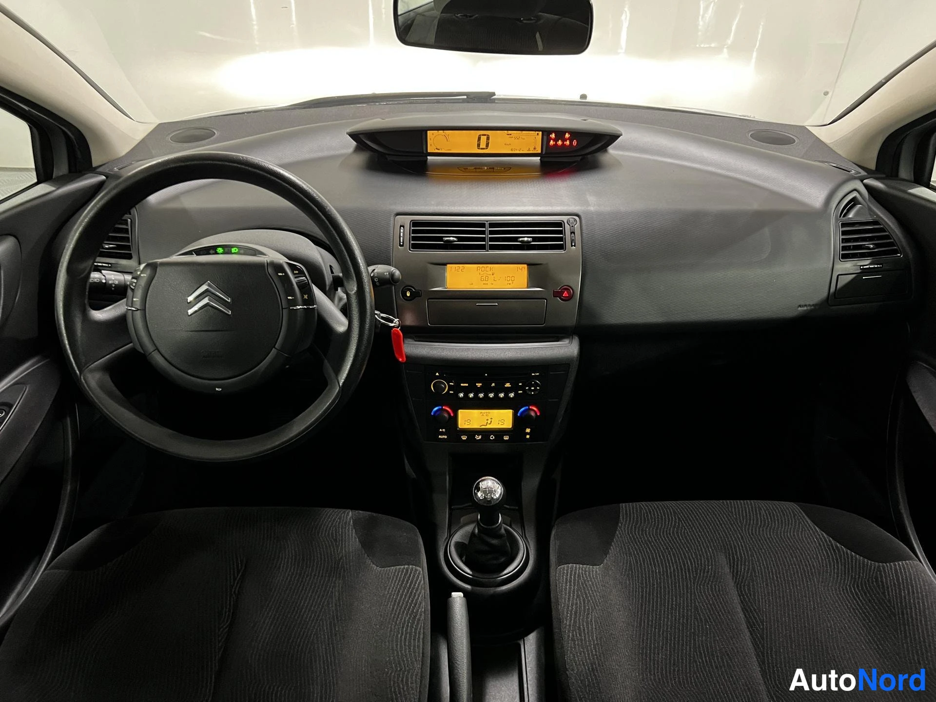 Hopea Citroen C4 2010, ohjaamo, kuva 7
