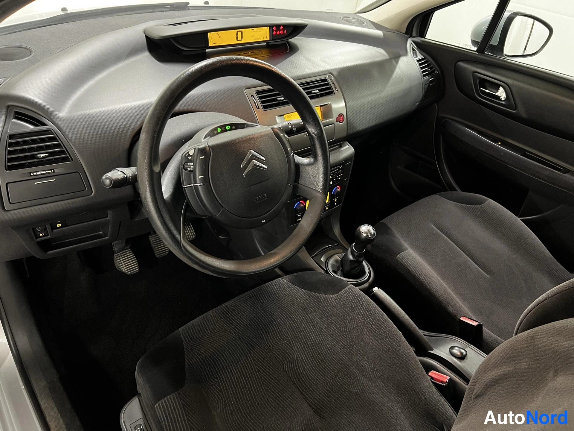 Hopea Citroen C4 2010, ohjaamo, kuva 8