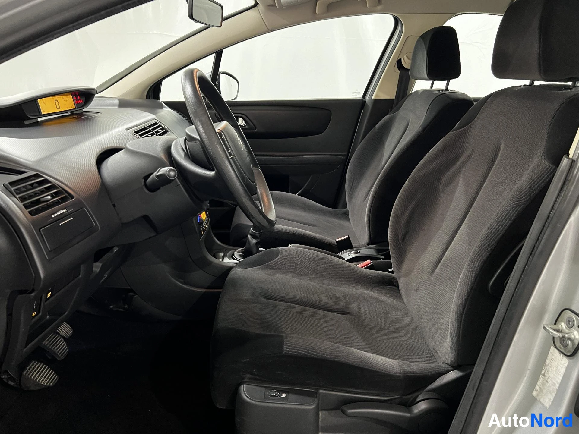 Hopea Citroen C4 2010, etuistuimet, kuva 10