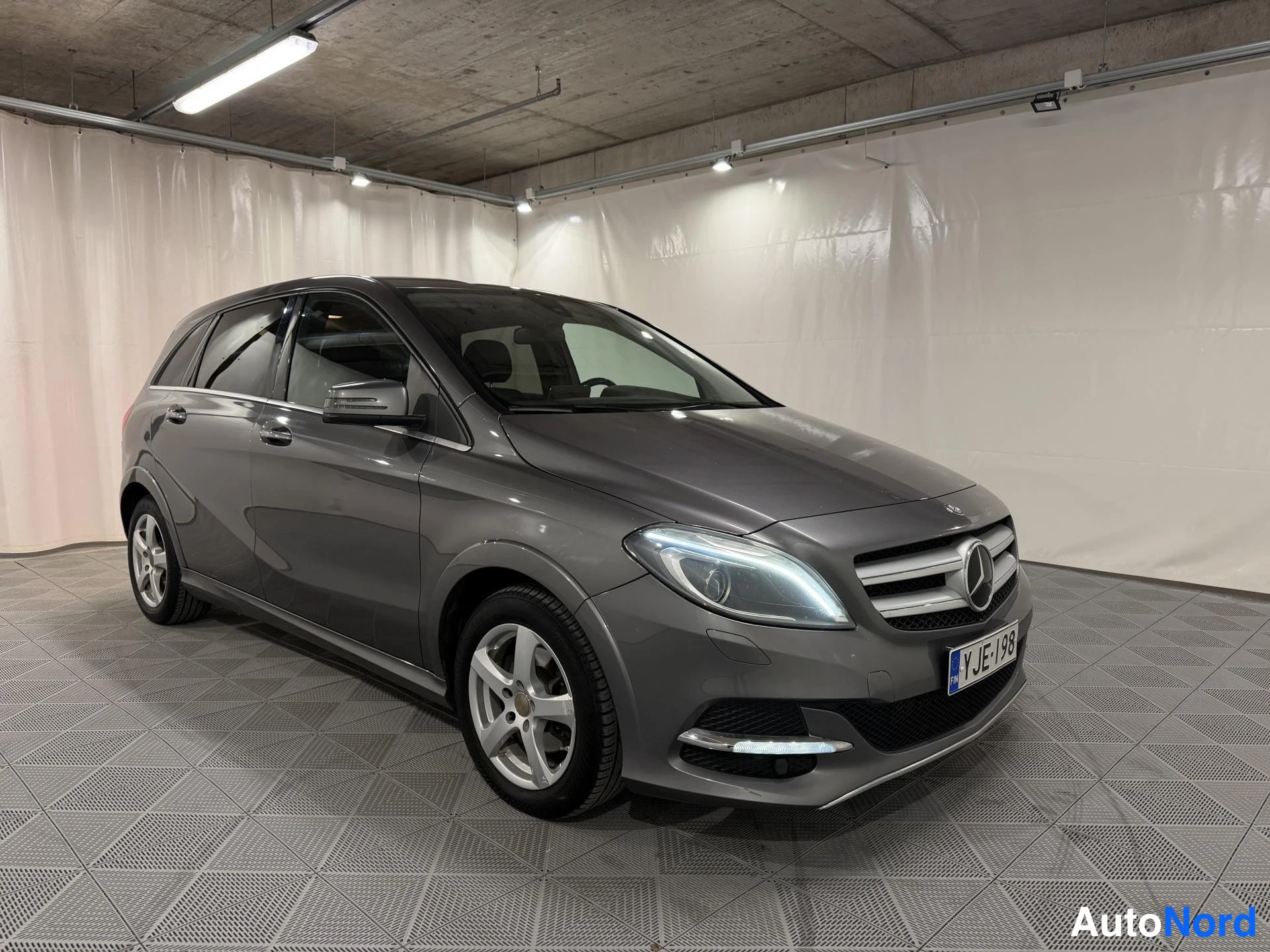 Harmaa Mercedes-Benz B 200 2015, etuviisto, keula oikealle, kuva 2