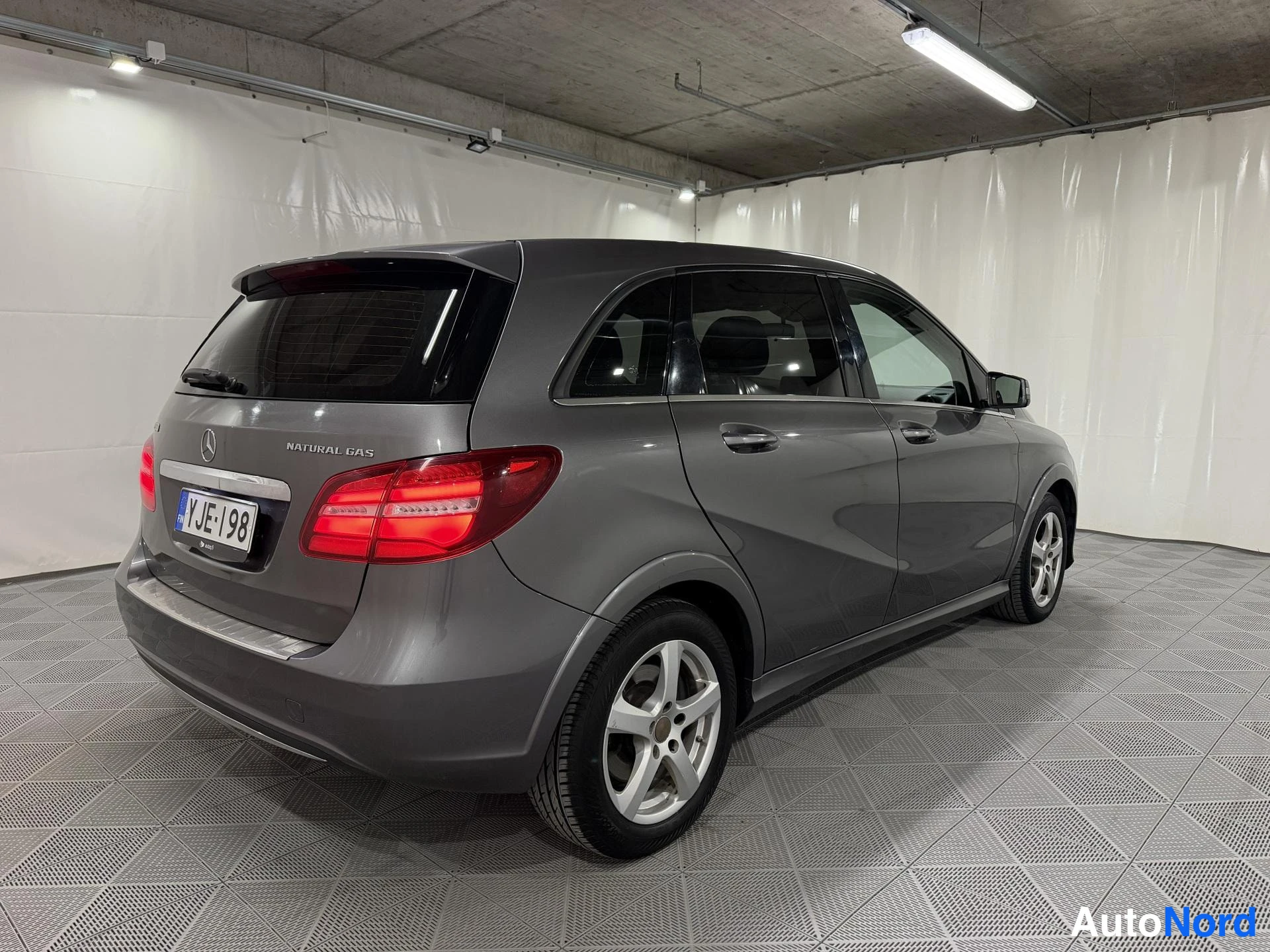 Harmaa Mercedes-Benz B 200 2015, takaviisto, kuva 4