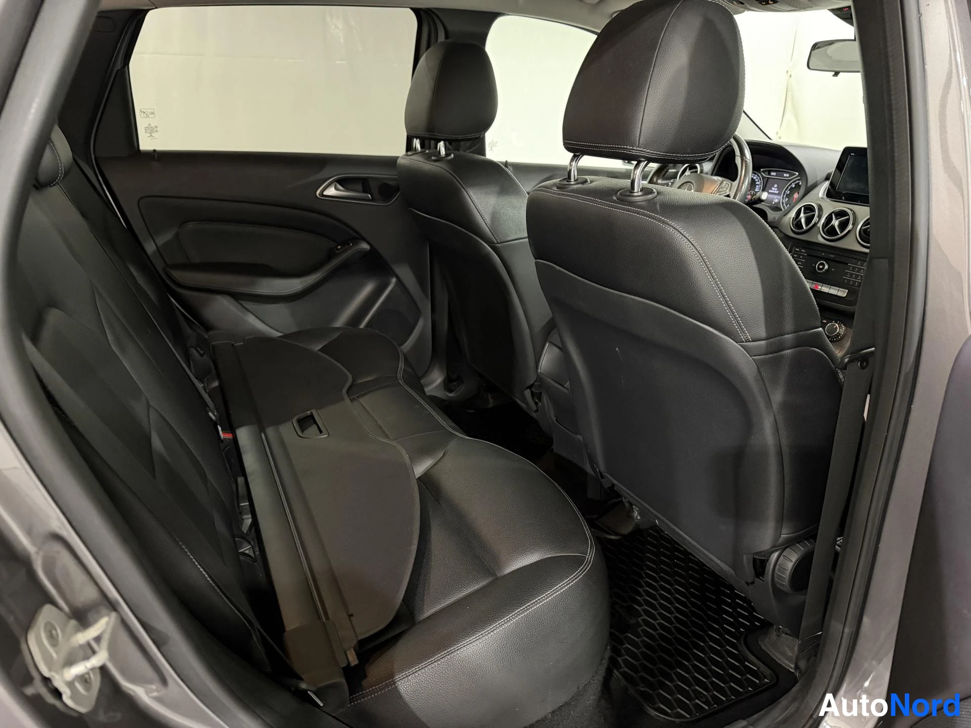 Harmaa Mercedes-Benz B 200 2015, takaistuimet, kuva 10