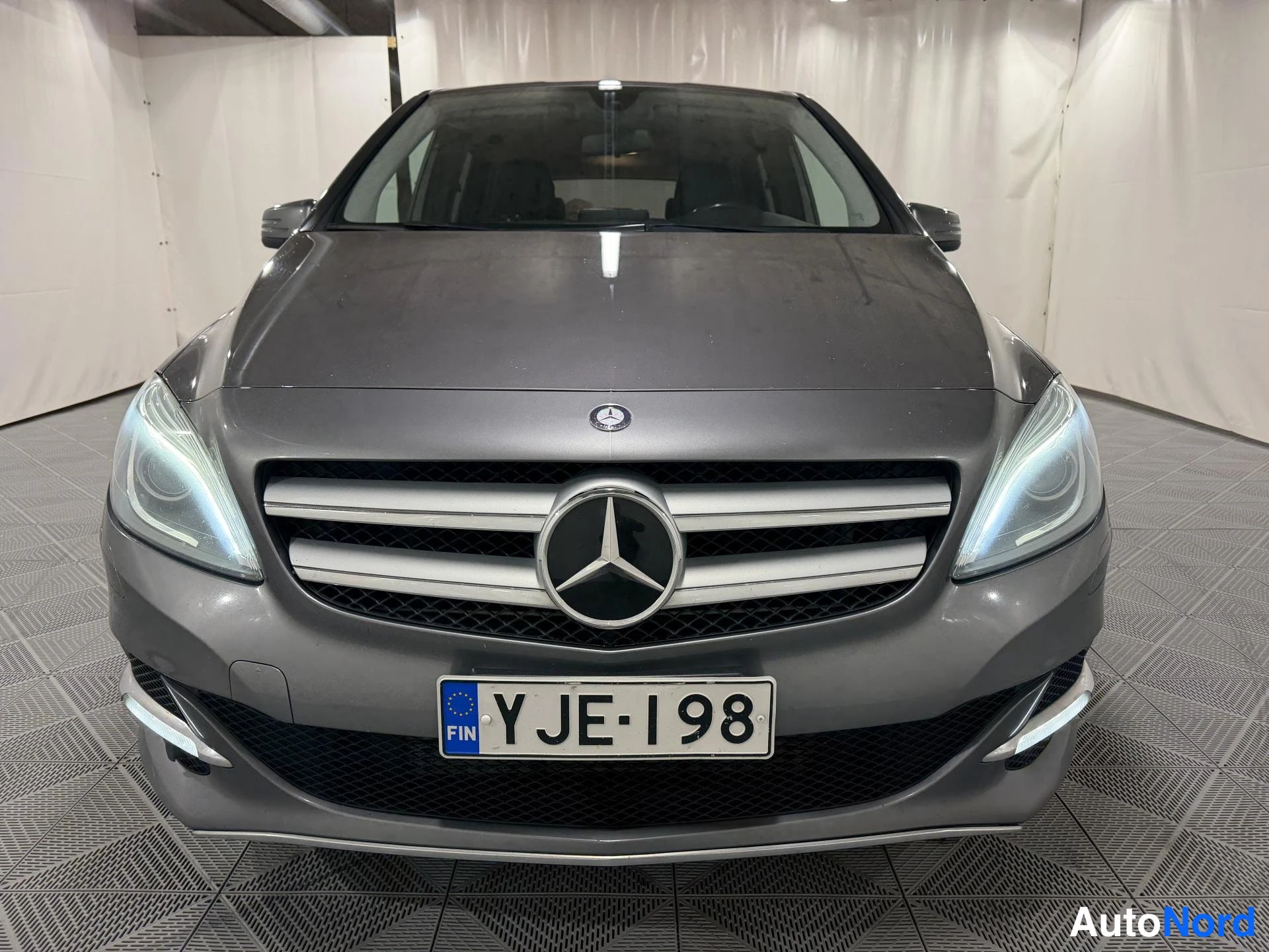 Harmaa Mercedes-Benz B 200 2015, edestä, kuva 3