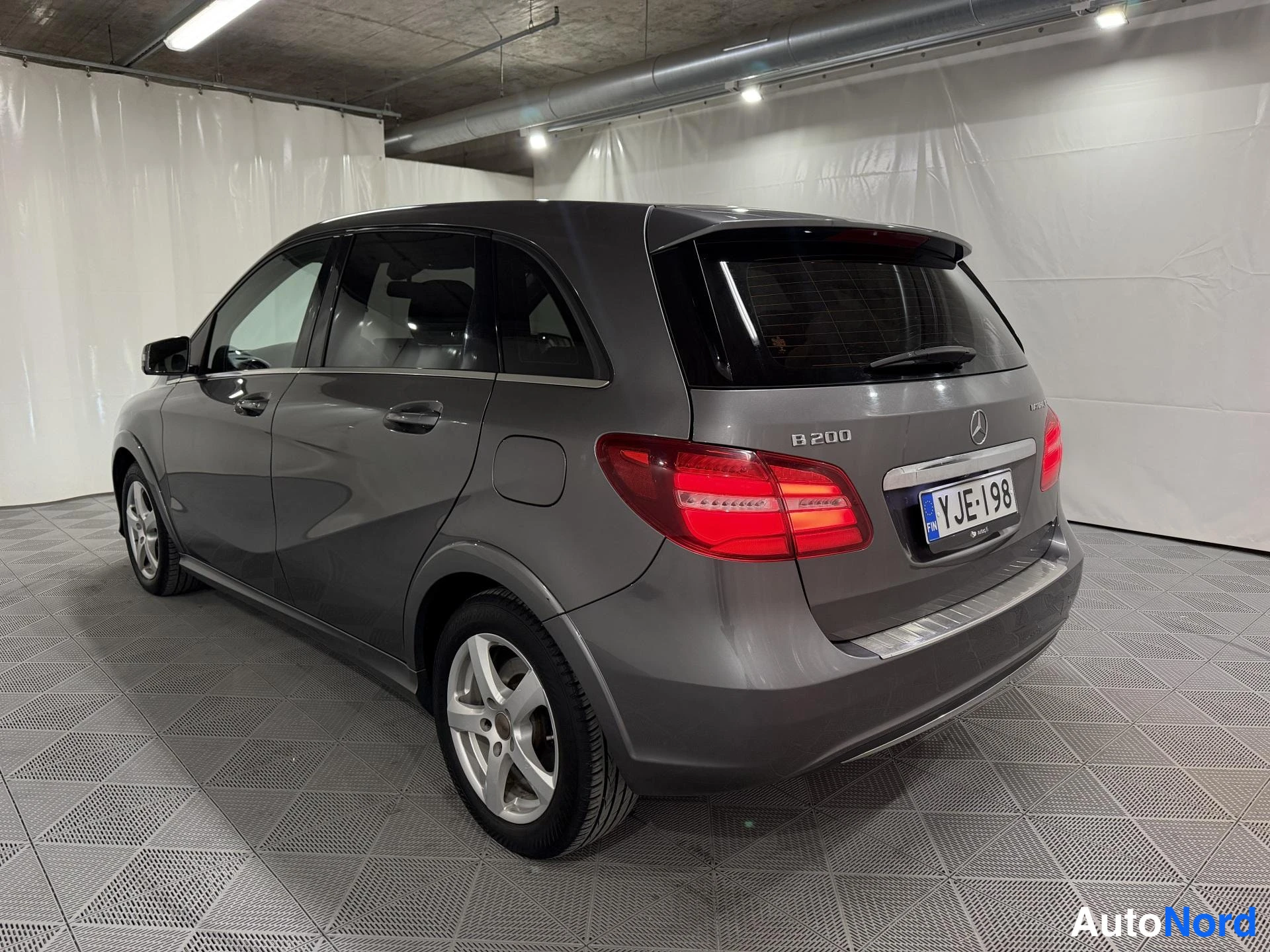 Harmaa Mercedes-Benz B 200 2015, takaviisto, kuva 5