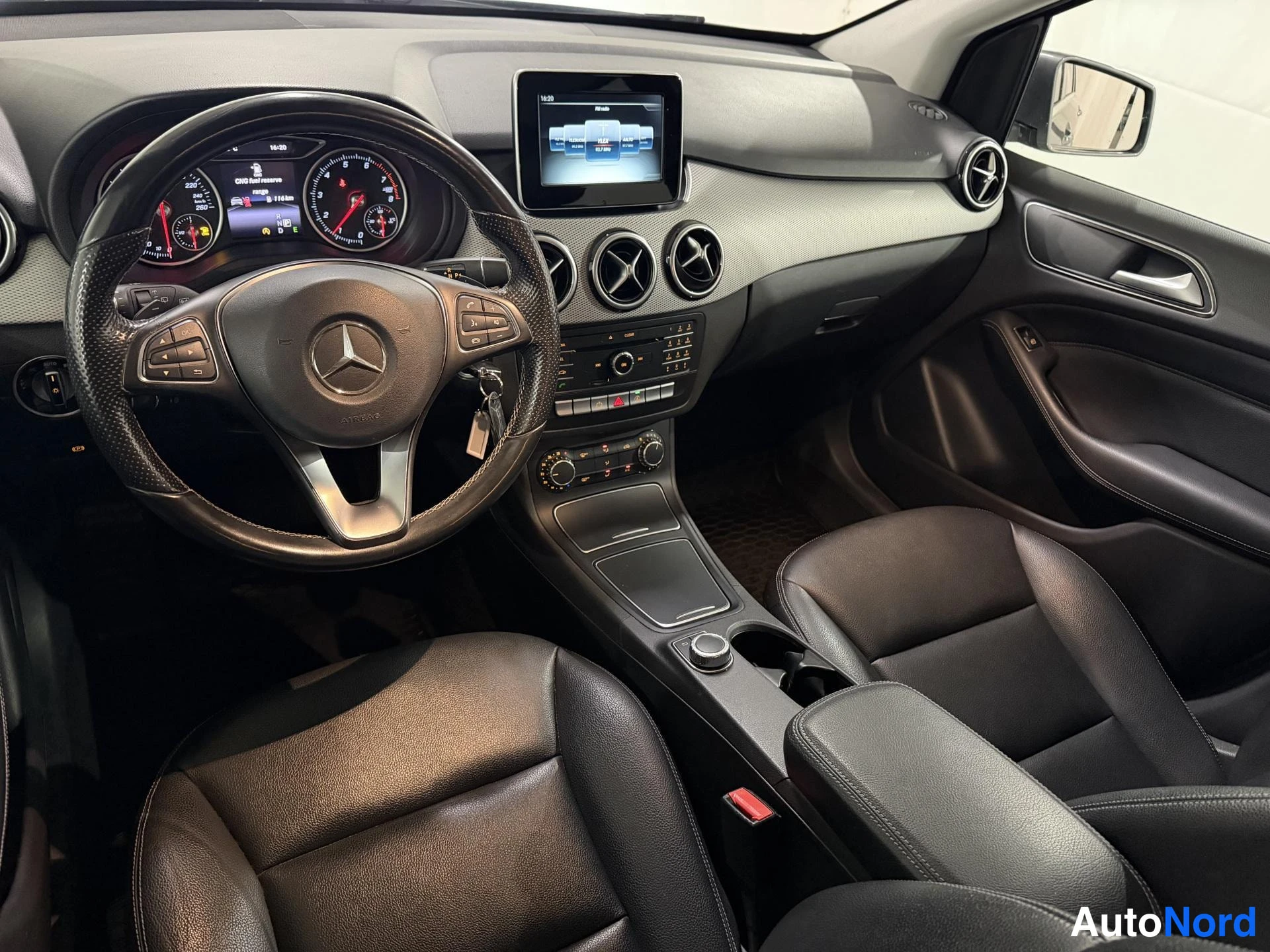 Harmaa Mercedes-Benz B 200 2015, ohjaamo, kuva 7