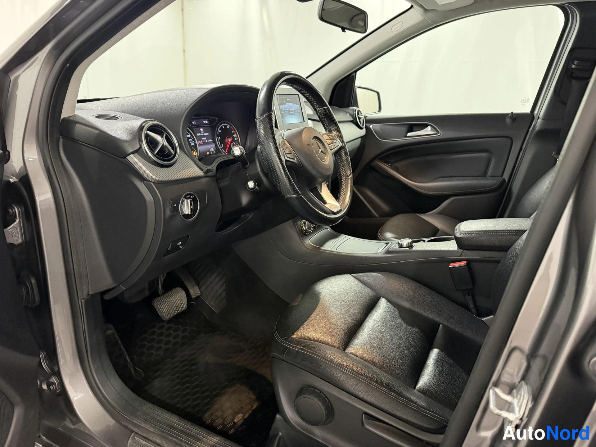 Harmaa Mercedes-Benz B 200 2015, ohjaamo, kuva 8