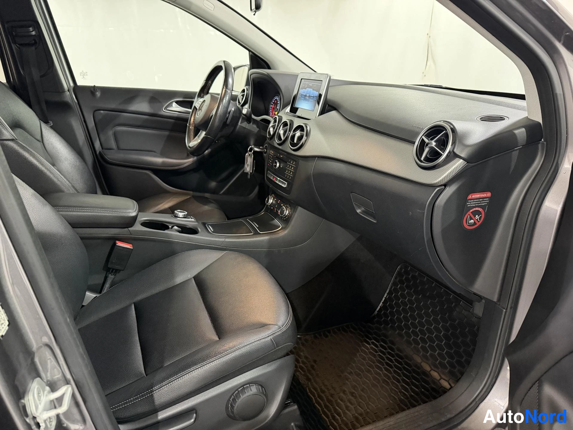 Harmaa Mercedes-Benz B 200 2015, ohjaamo, kuva 9