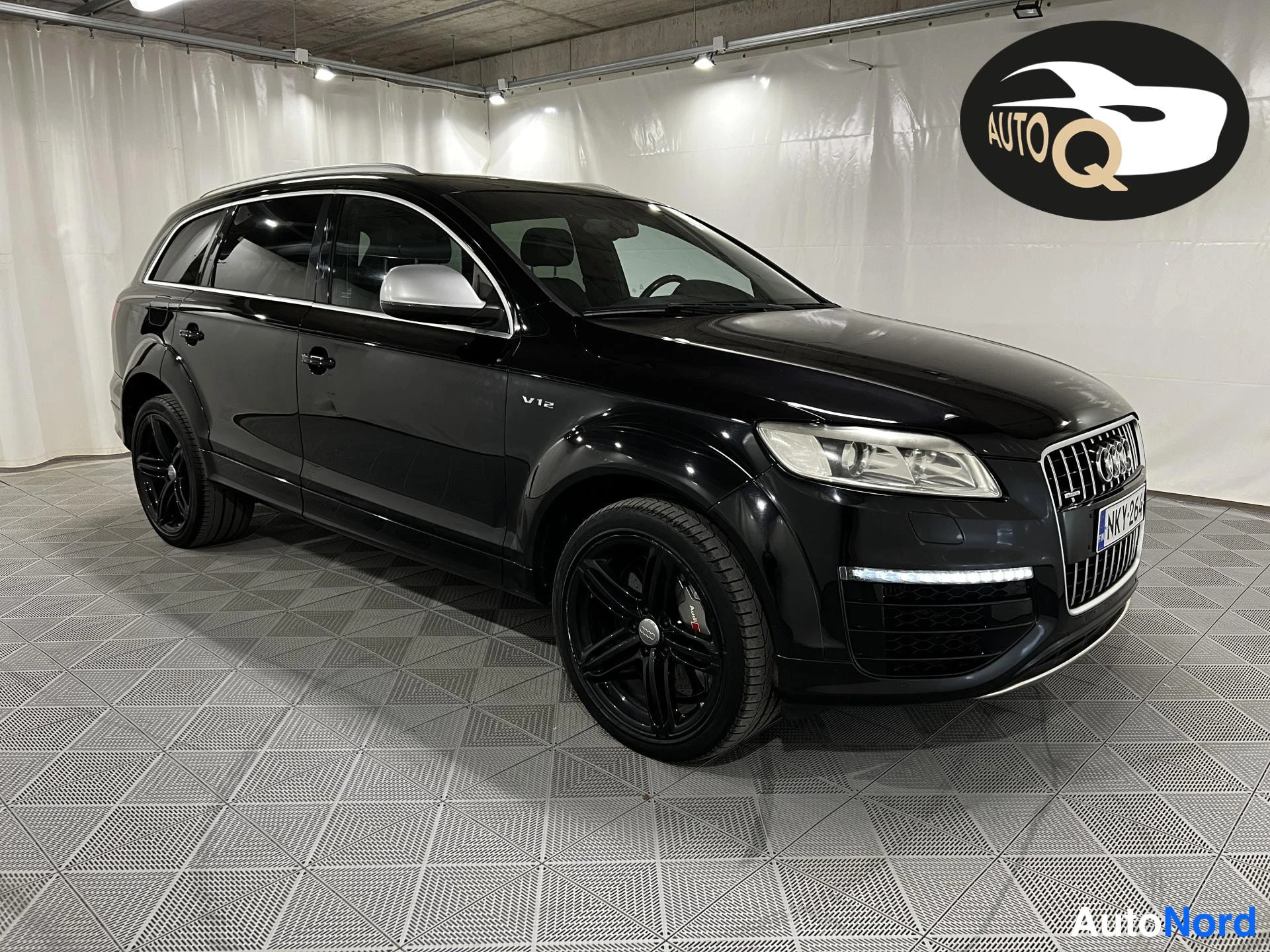 Musta Audi Q7 2011, etuviisto, keula oikealle, kuva 2