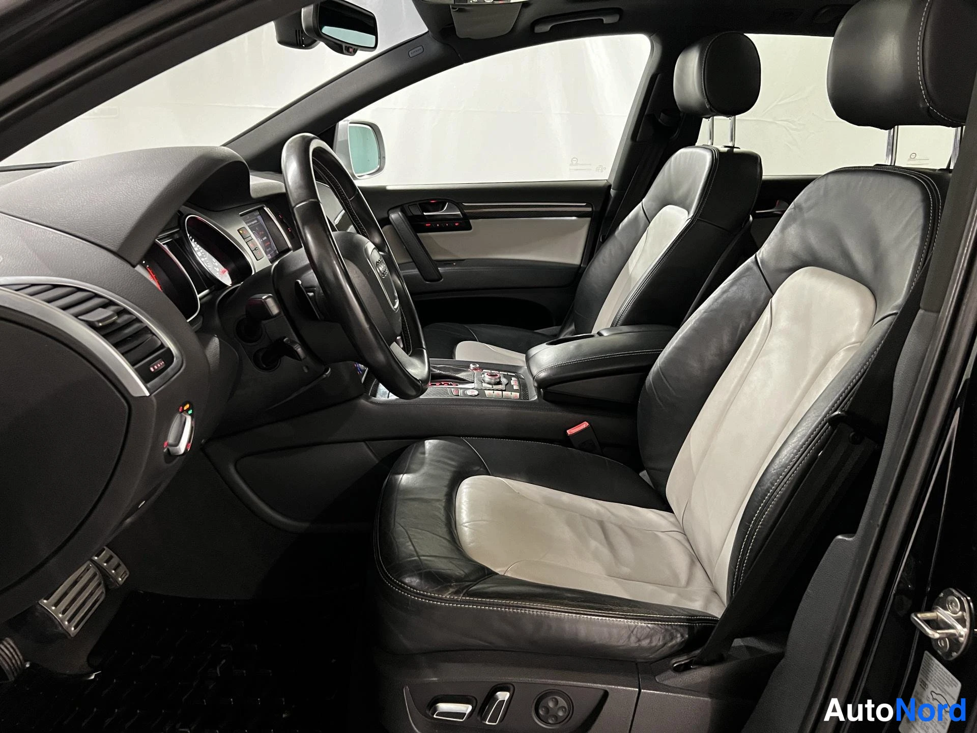 Musta Audi Q7 2011, etuistuimet, kuva 11