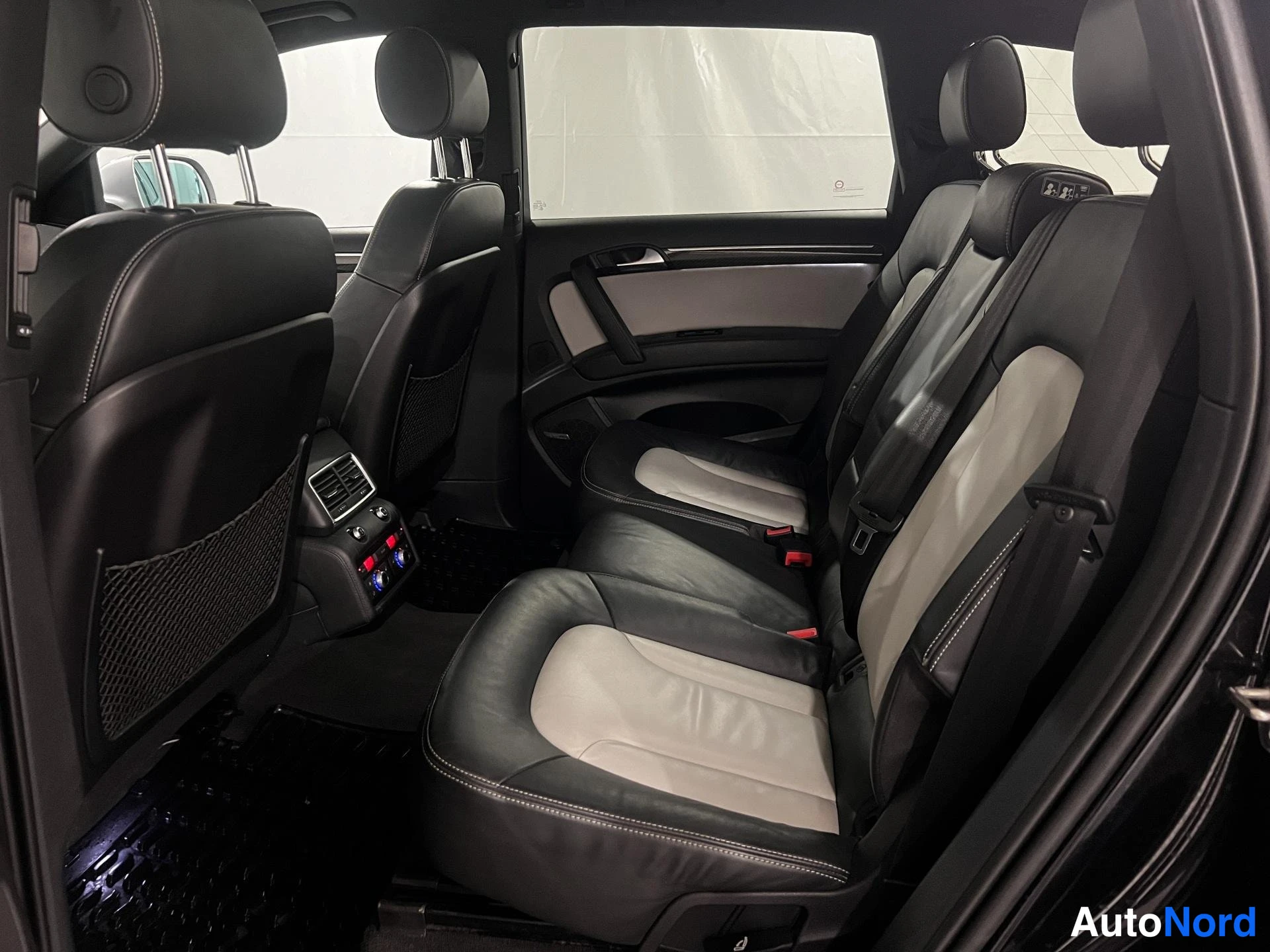 Musta Audi Q7 2011, takaistuimet, kuva 12